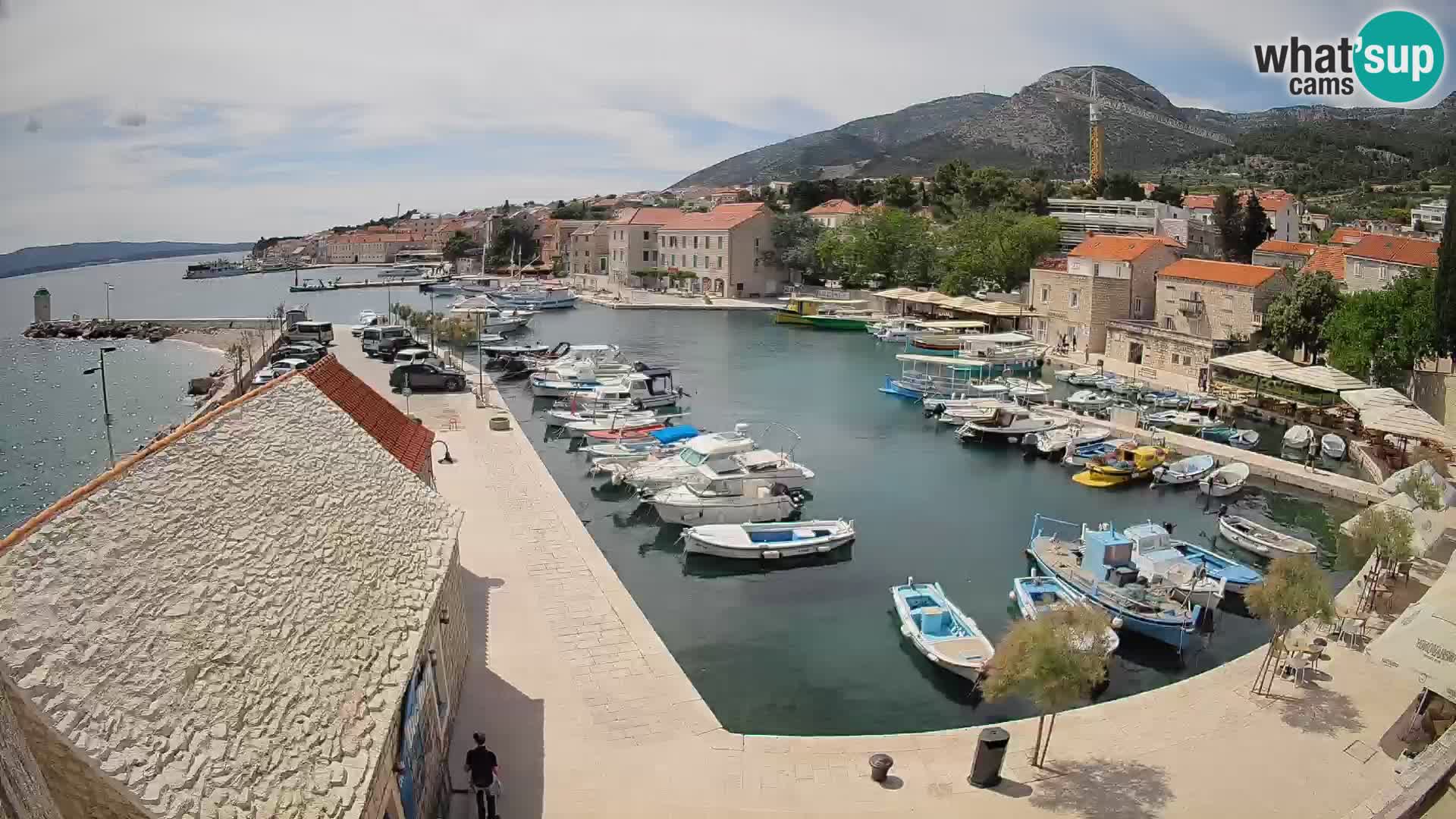 Web kamera Bol Riva – Pogled uživo na luku i marinu