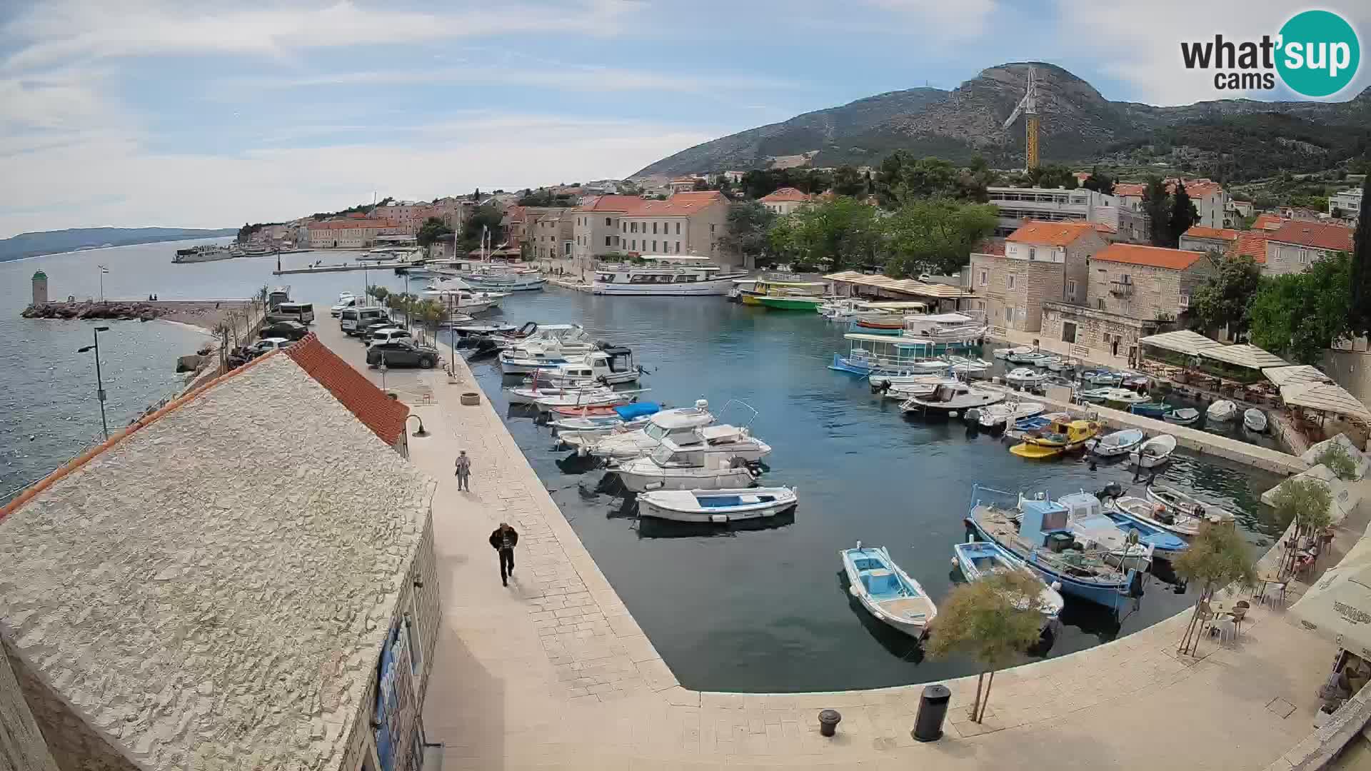 Spletna kamera Bol pristanišče – Pogled v živo na Rivo in marino