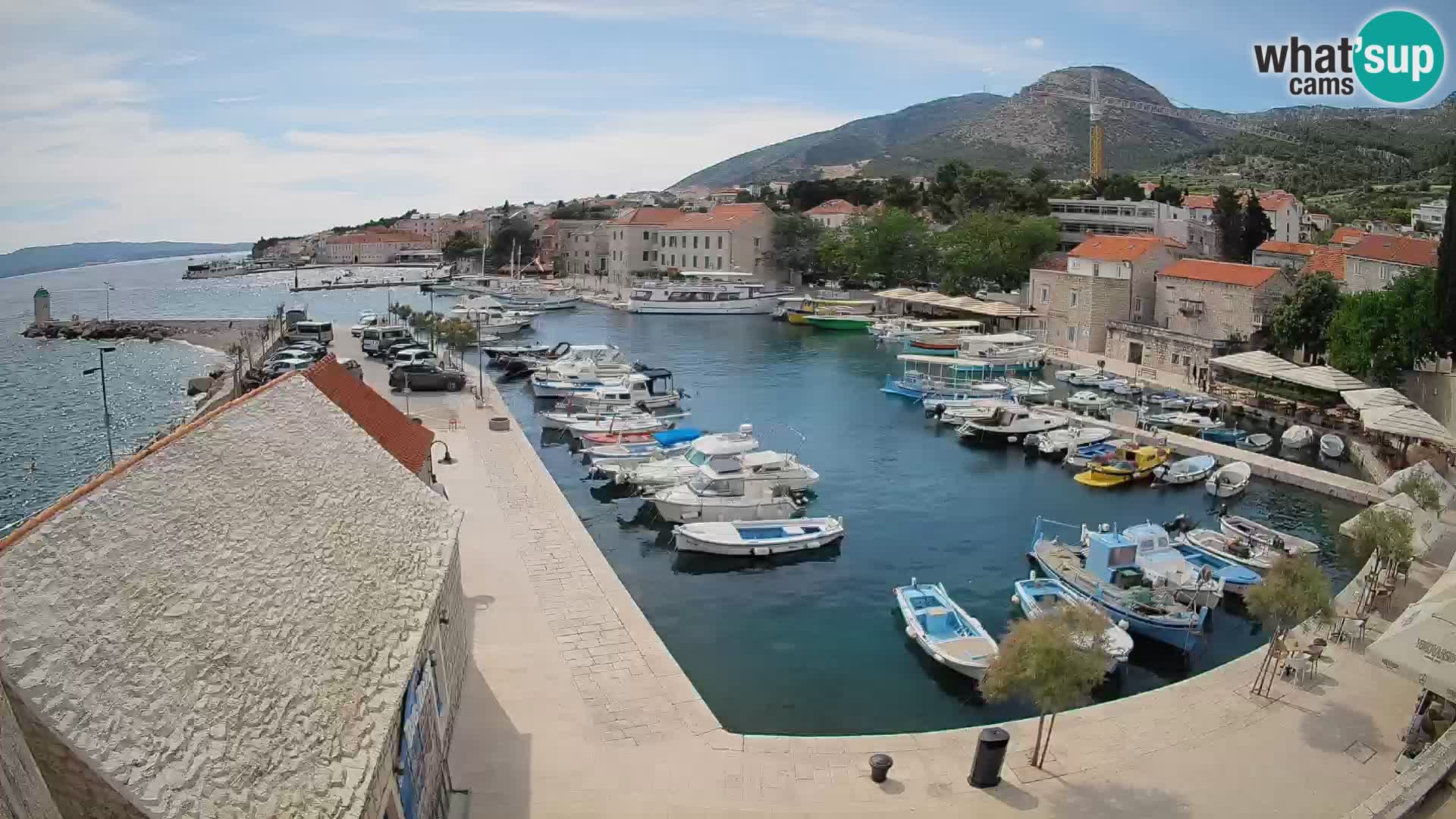 Spletna kamera Bol pristanišče – Pogled v živo na Rivo in marino