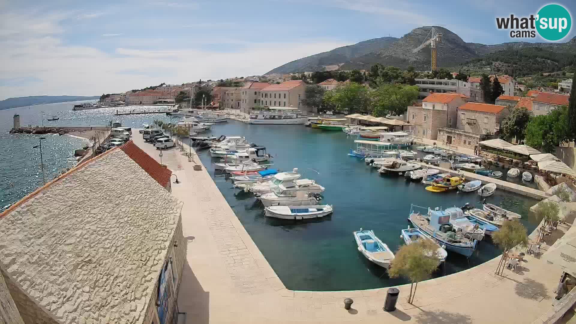 Web kamera Bol Riva – Pogled uživo na luku i marinu