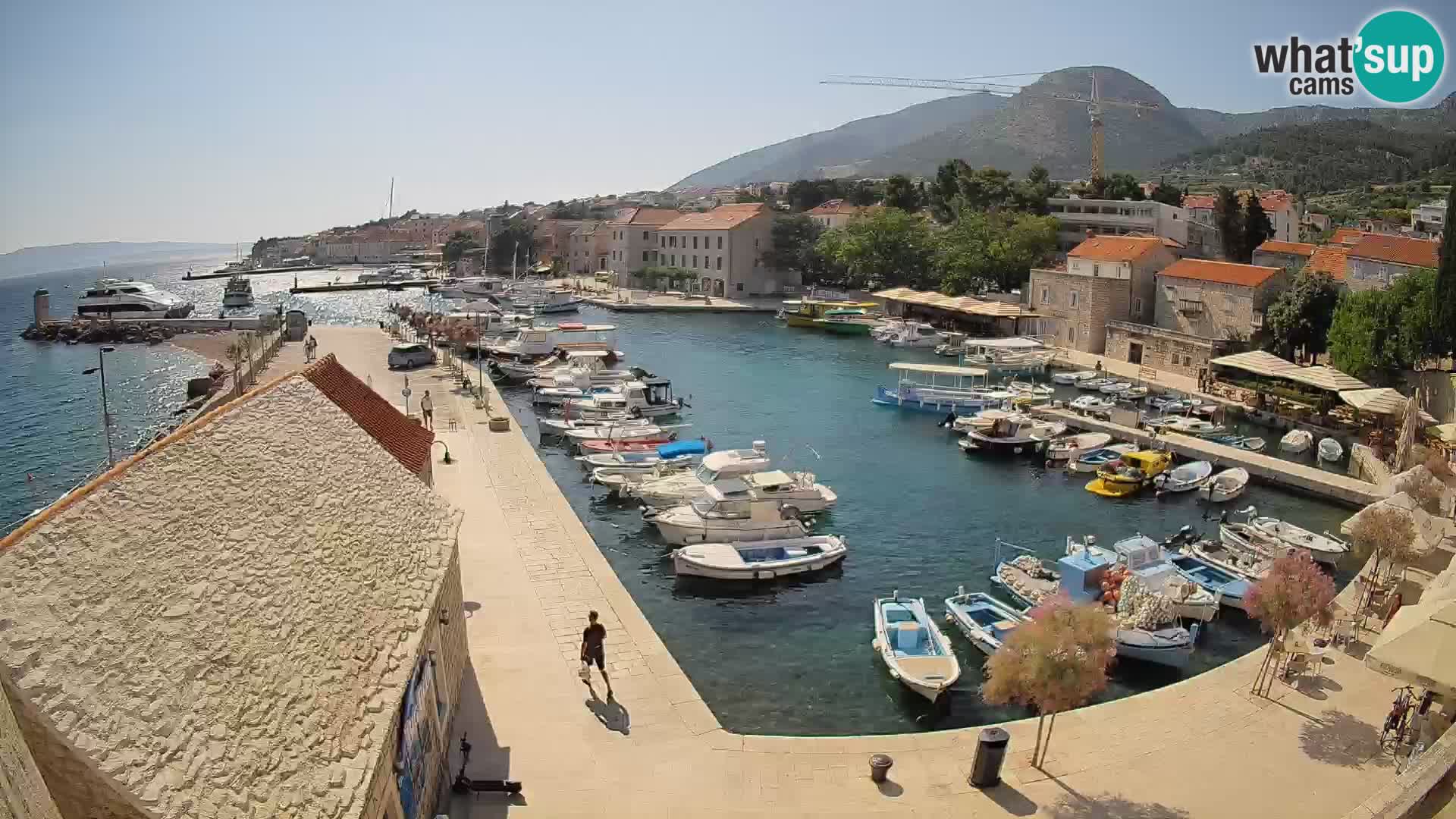 Spletna kamera Bol pristanišče – Pogled v živo na Rivo in marino