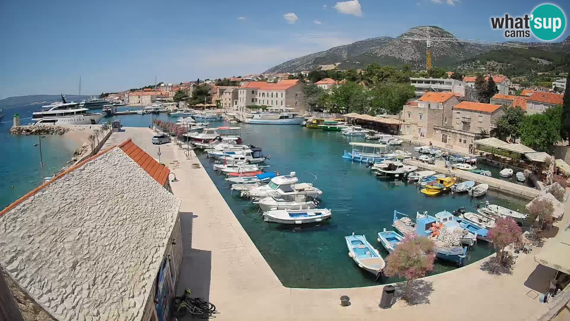 Spletna kamera Bol pristanišče – Pogled v živo na Rivo in marino