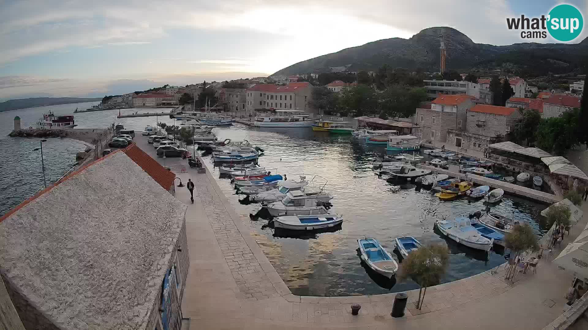 Spletna kamera Bol pristanišče – Pogled v živo na Rivo in marino