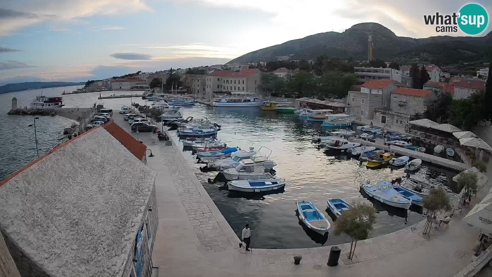 Web kamera Bol Riva – Pogled uživo na luku i marinu