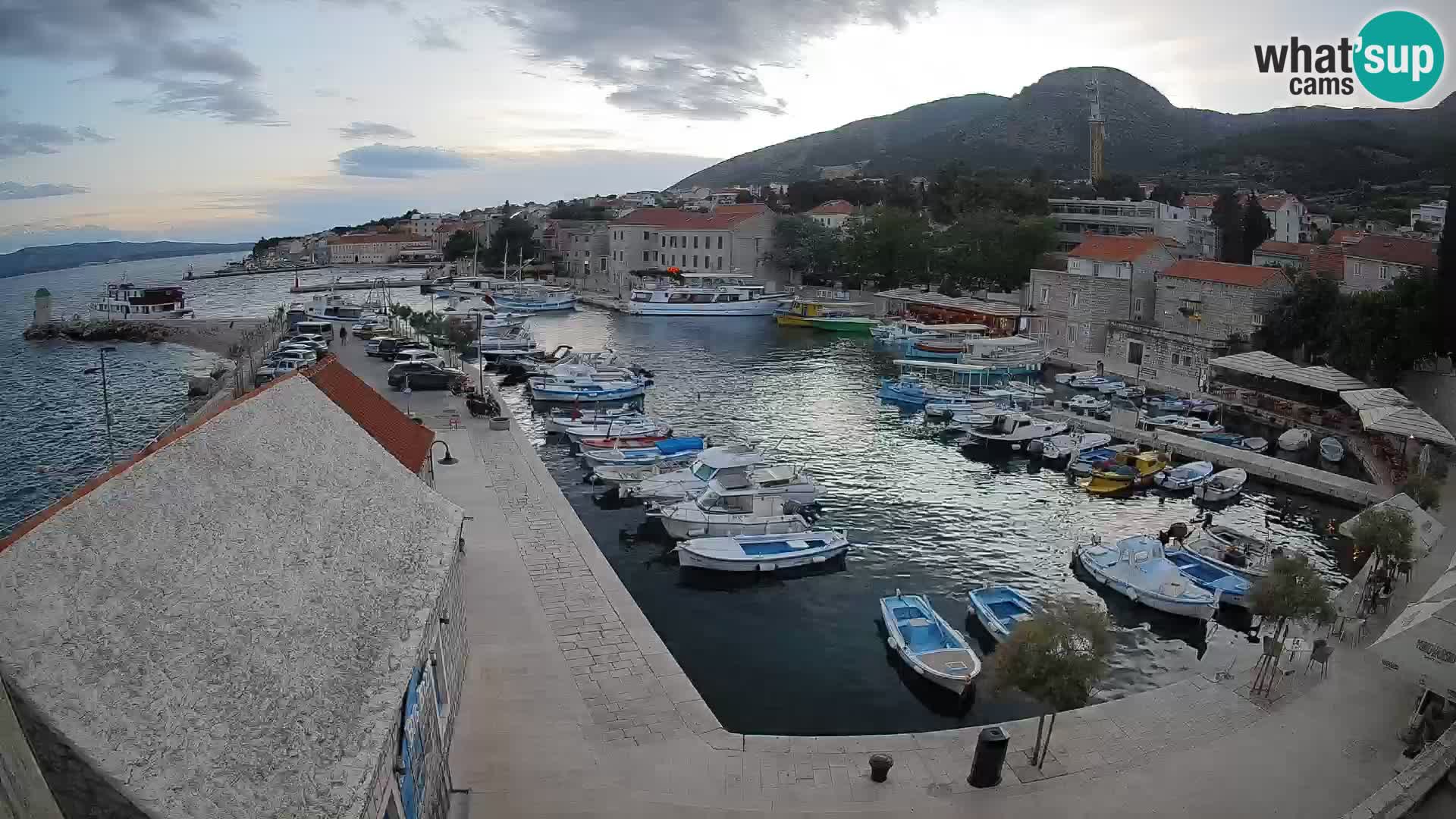 Spletna kamera Bol pristanišče – Pogled v živo na Rivo in marino