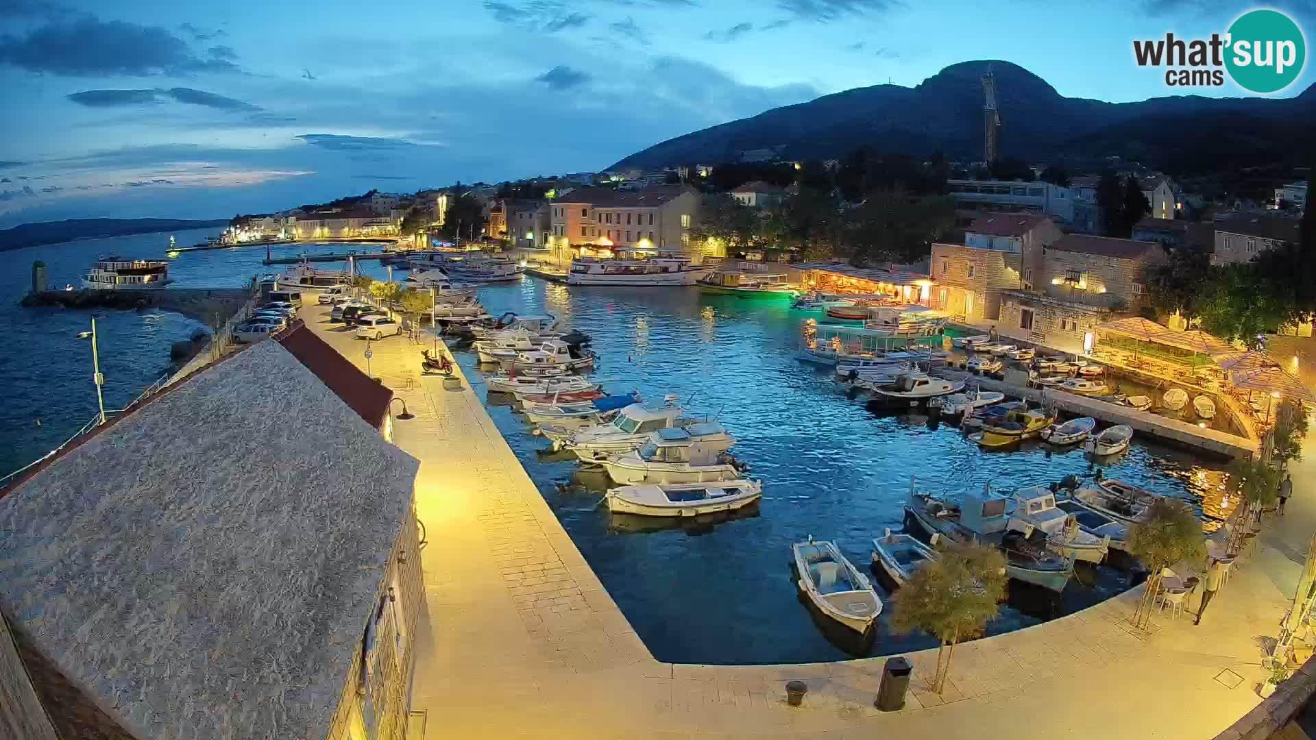 Spletna kamera Bol pristanišče – Pogled v živo na Rivo in marino