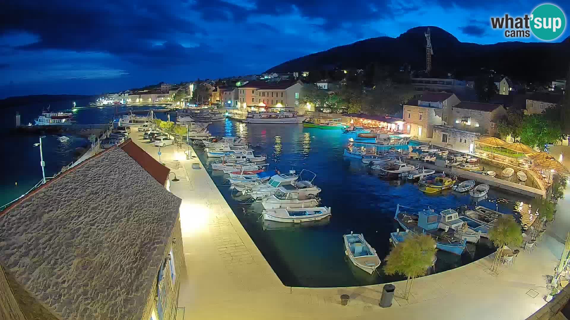 Spletna kamera Bol pristanišče – Pogled v živo na Rivo in marino