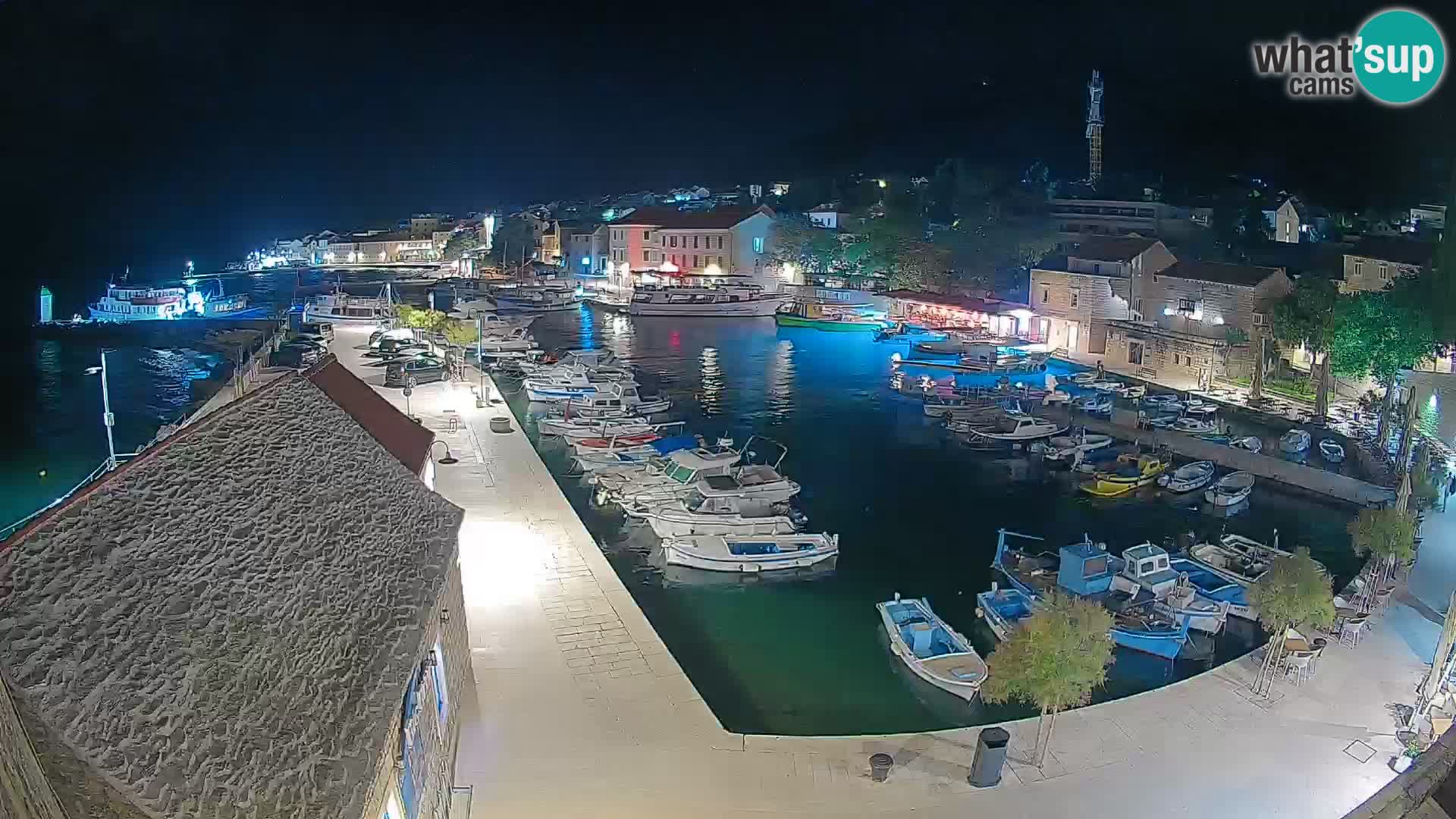 Spletna kamera Bol pristanišče – Pogled v živo na Rivo in marino