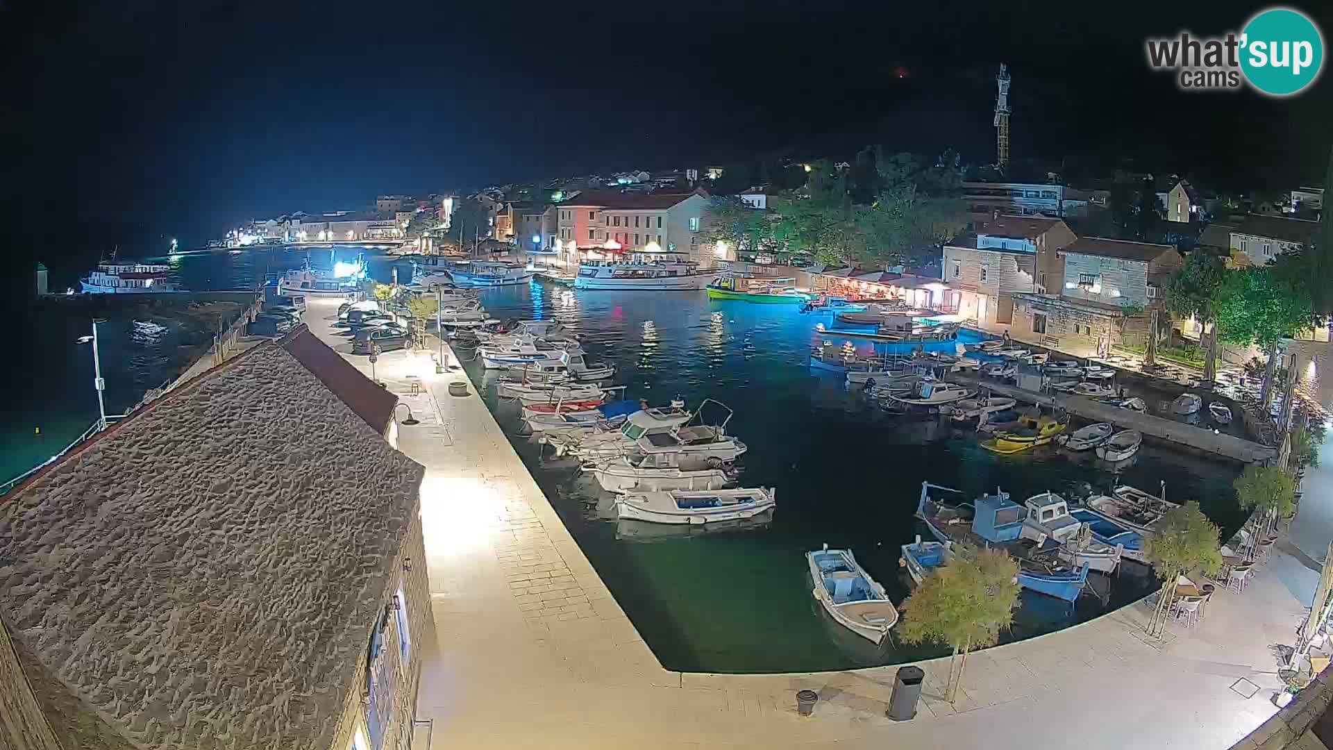 Web kamera Bol Riva – Pogled uživo na luku i marinu