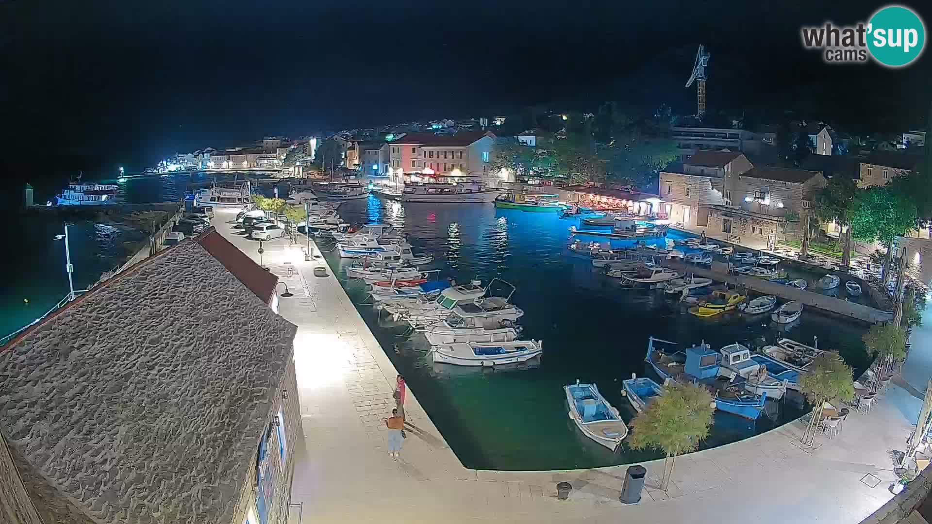 Web kamera Bol Riva – Pogled uživo na luku i marinu