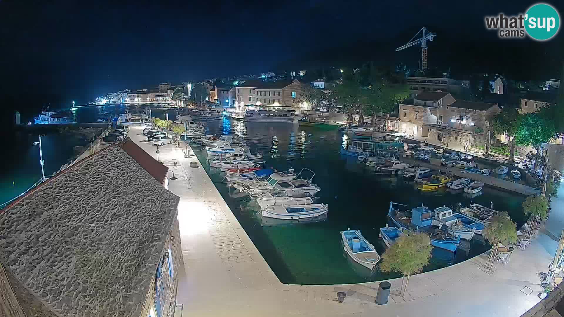 Web kamera Bol Riva – Pogled uživo na luku i marinu