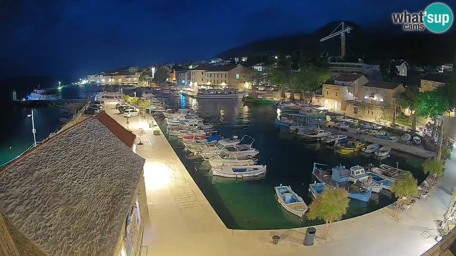 Spletna kamera Bol pristanišče – Pogled v živo na Rivo in marino