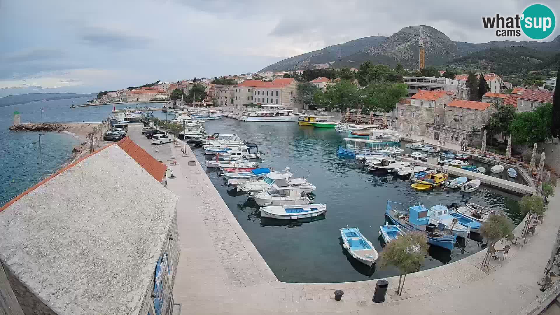 Web kamera Bol Riva – Pogled uživo na luku i marinu