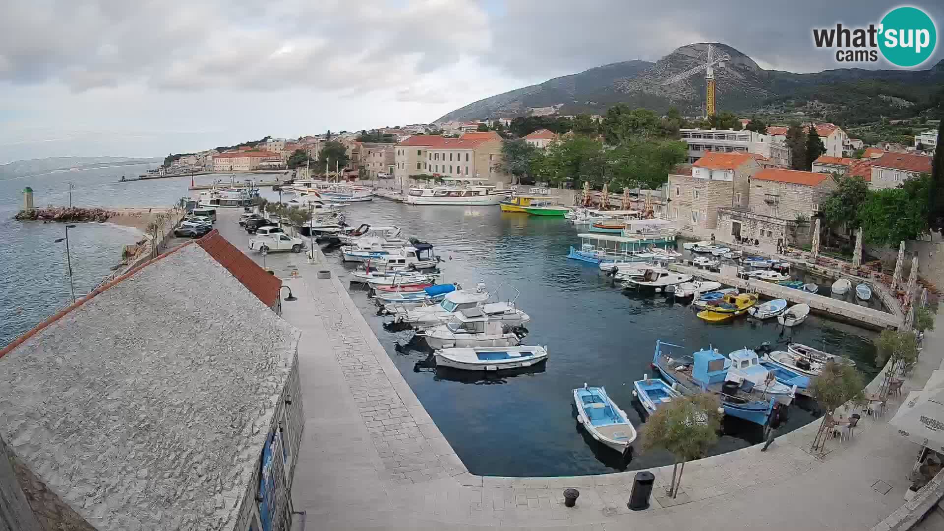 Web kamera Bol Riva – Pogled uživo na luku i marinu
