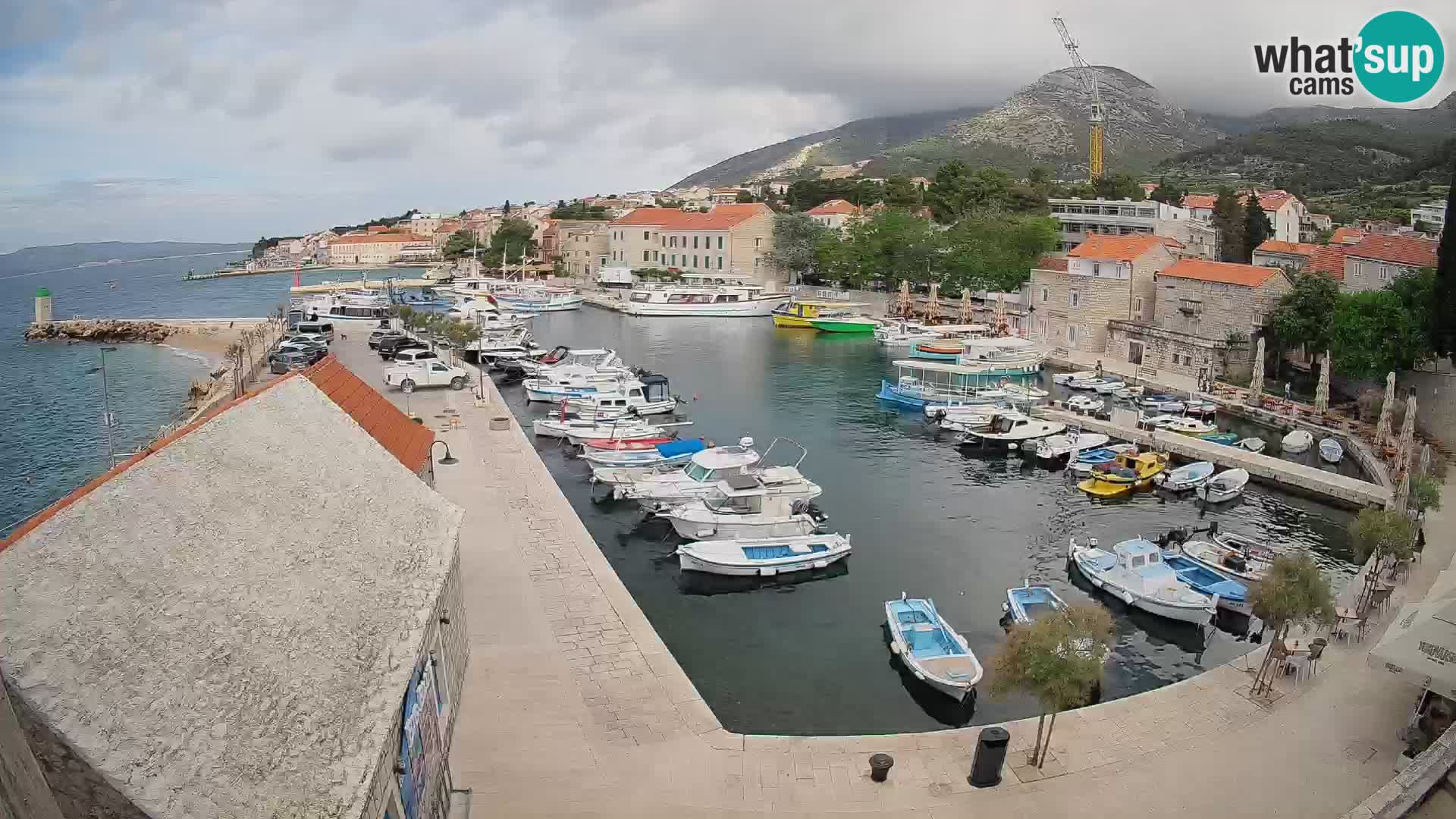 Spletna kamera Bol pristanišče – Pogled v živo na Rivo in marino