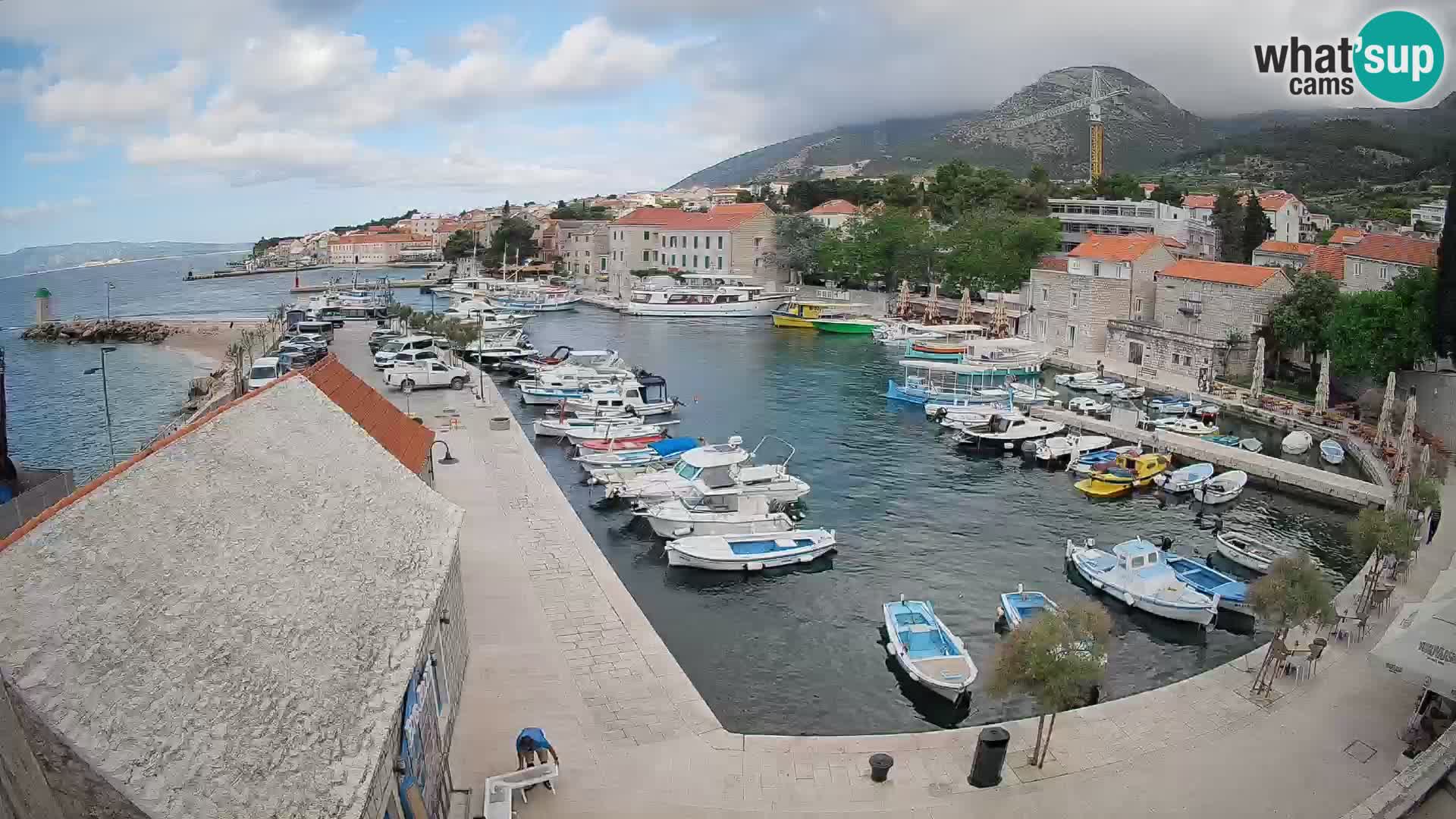 Spletna kamera Bol pristanišče – Pogled v živo na Rivo in marino