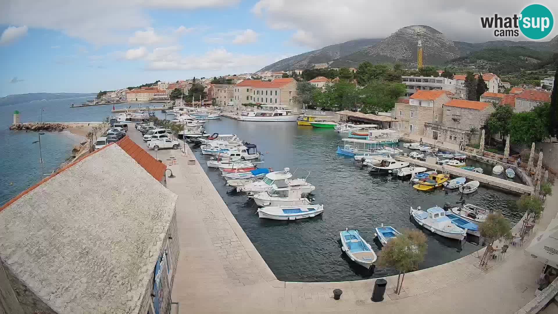 Spletna kamera Bol pristanišče – Pogled v živo na Rivo in marino