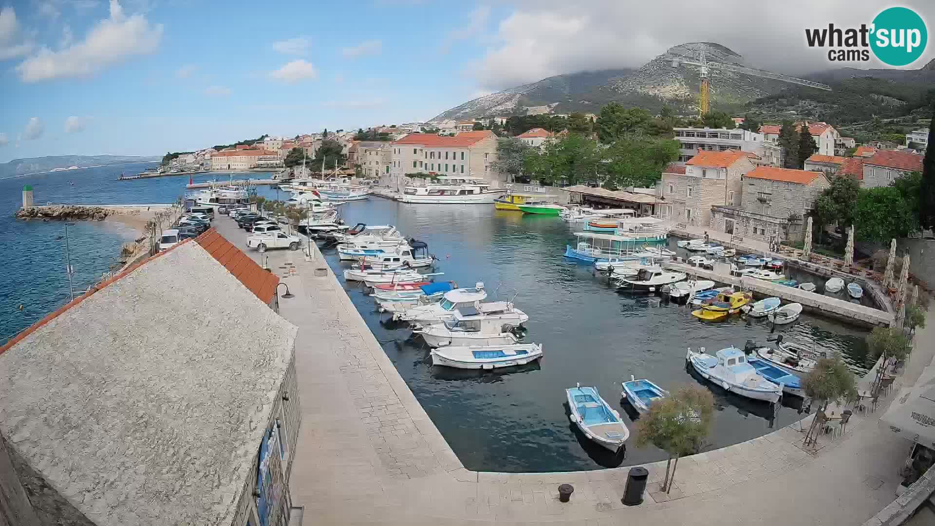 Spletna kamera Bol pristanišče – Pogled v živo na Rivo in marino