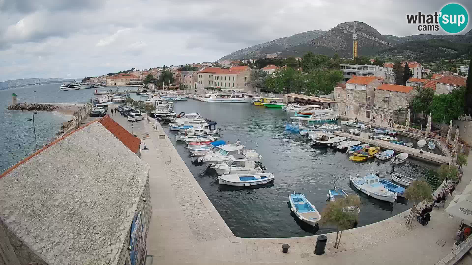 Spletna kamera Bol pristanišče – Pogled v živo na Rivo in marino