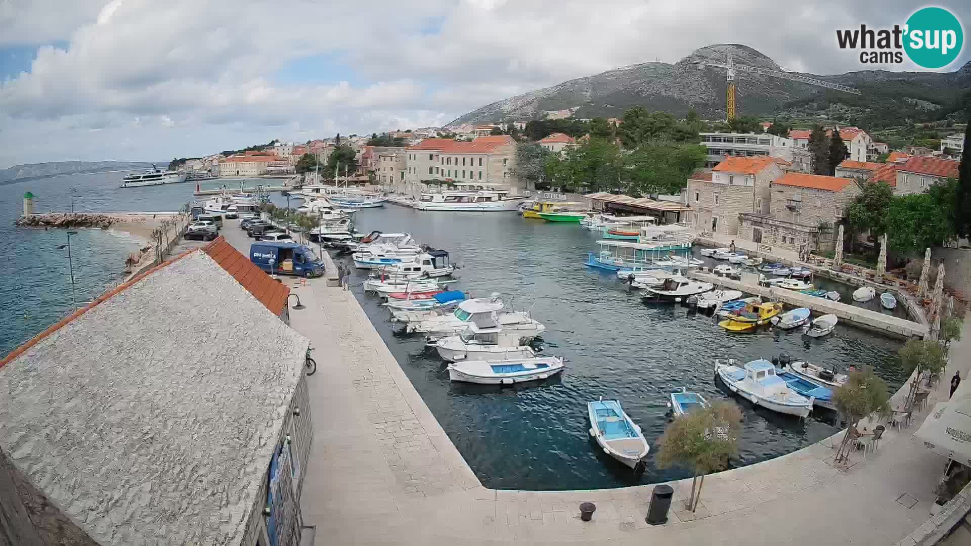 Spletna kamera Bol pristanišče – Pogled v živo na Rivo in marino