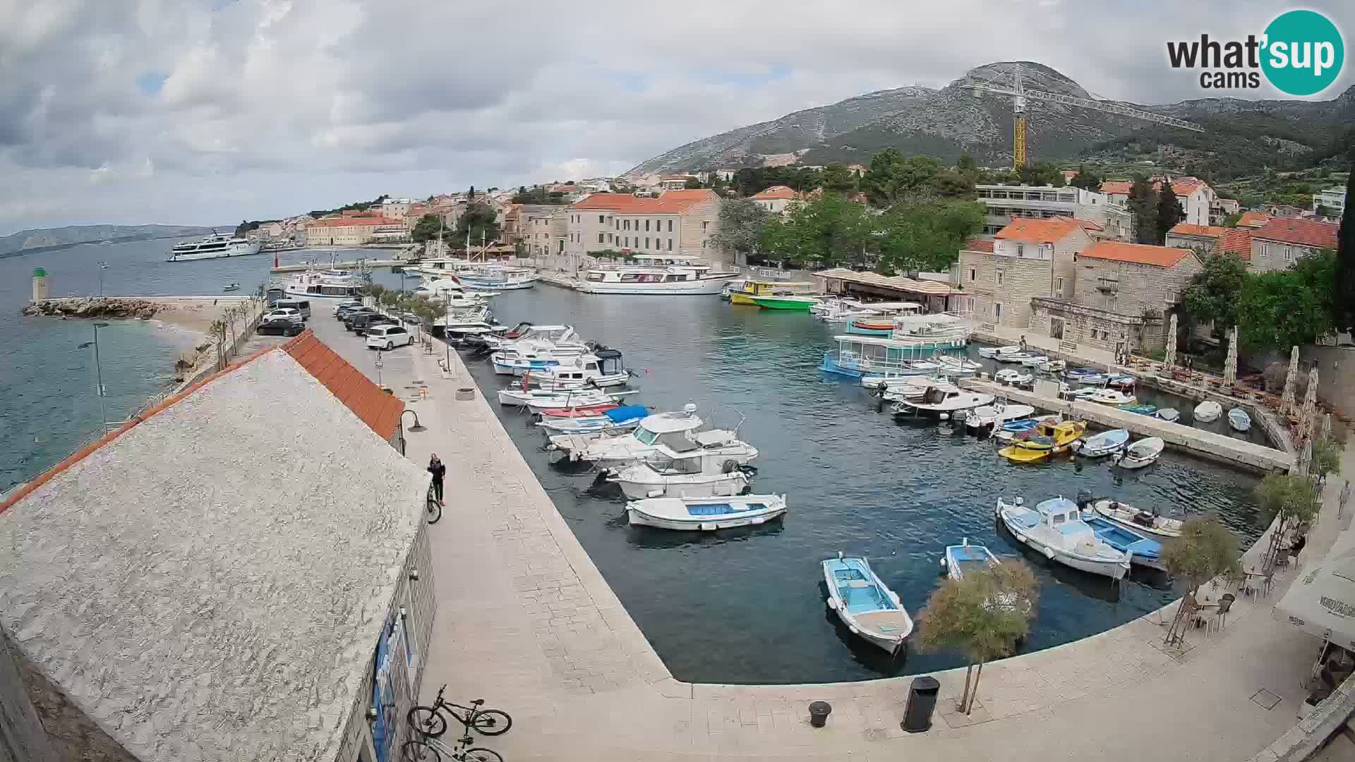 Spletna kamera Bol pristanišče – Pogled v živo na Rivo in marino