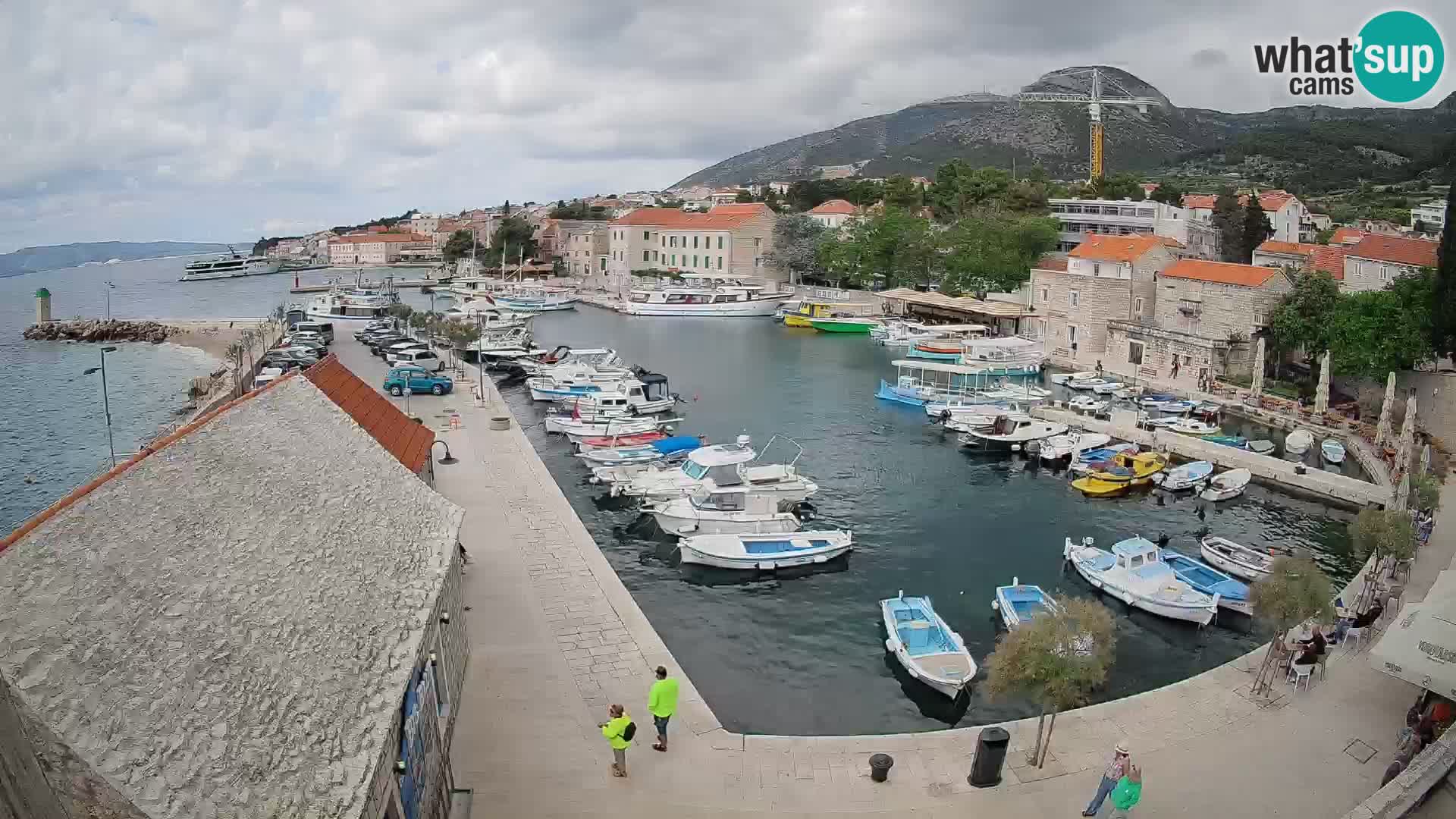 Web kamera Bol Riva – Pogled uživo na luku i marinu