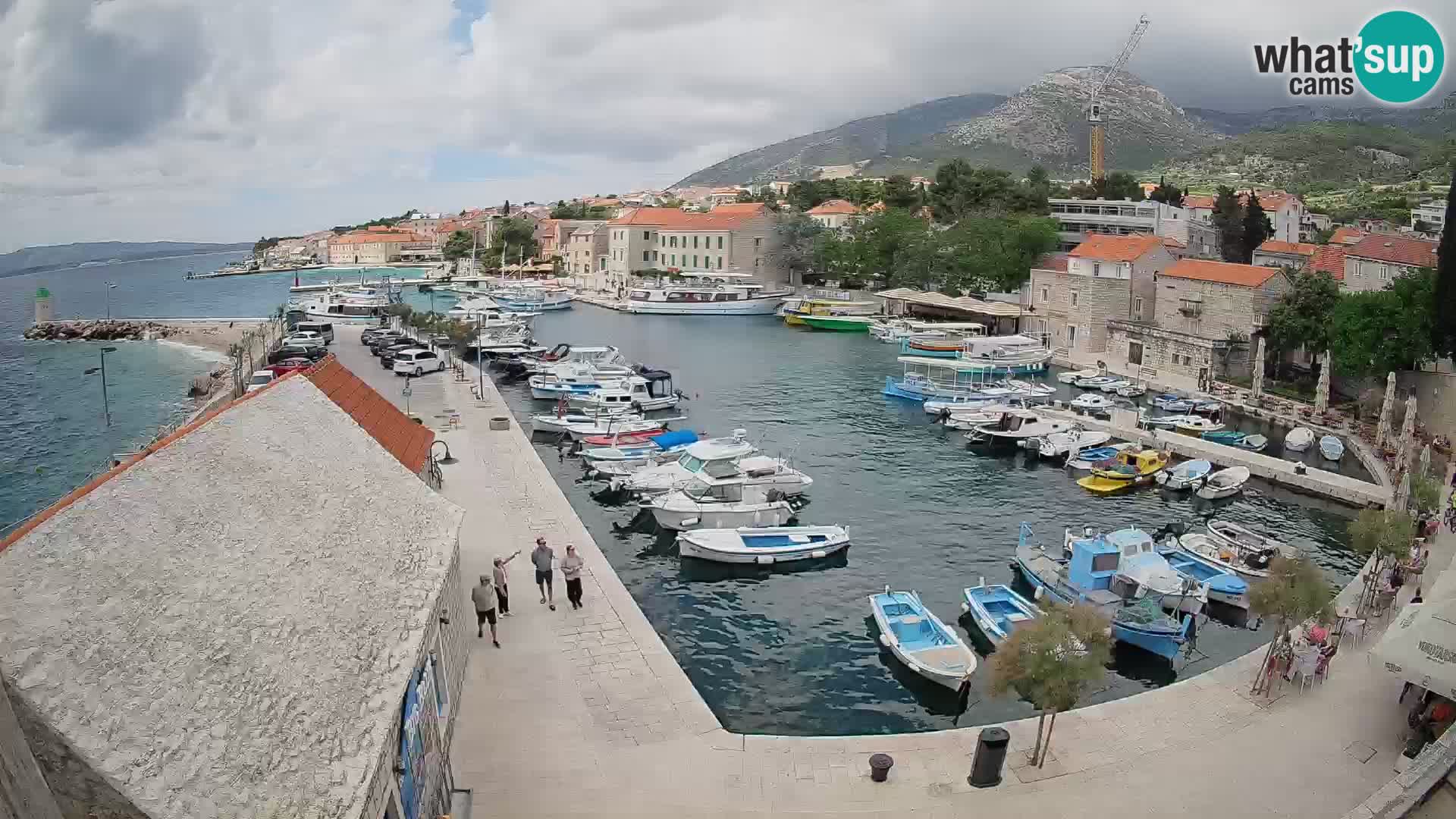 Spletna kamera Bol pristanišče – Pogled v živo na Rivo in marino