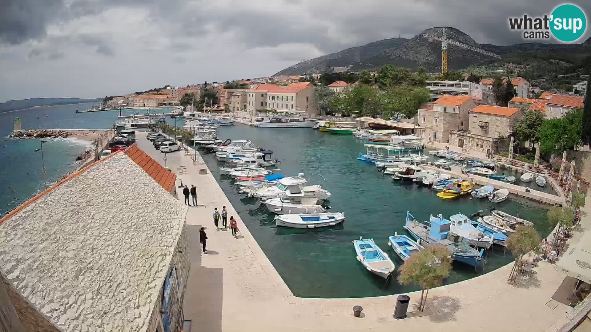 Spletna kamera Bol pristanišče – Pogled v živo na Rivo in marino