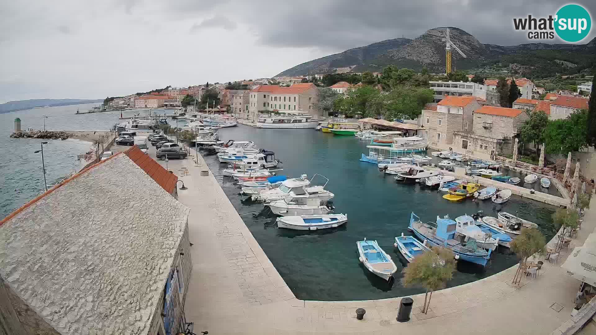 Web kamera Bol Riva – Pogled uživo na luku i marinu