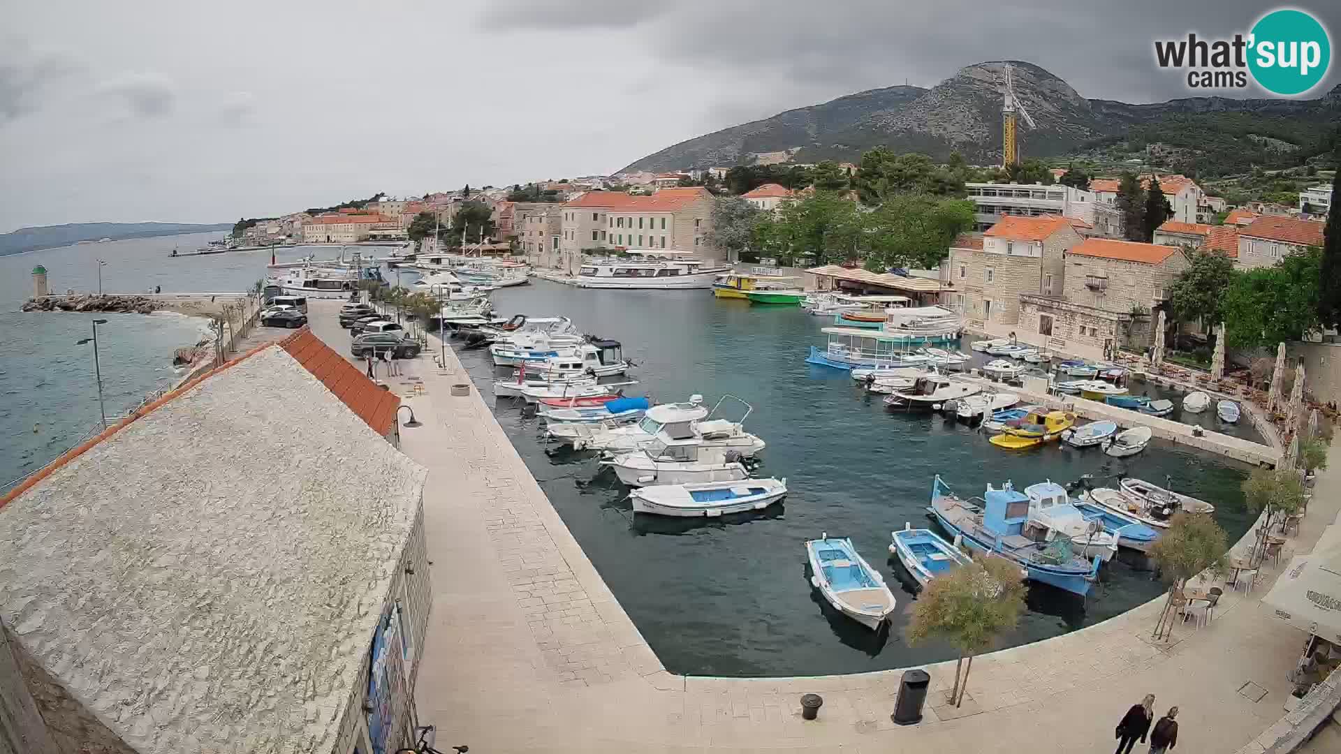 Spletna kamera Bol pristanišče – Pogled v živo na Rivo in marino
