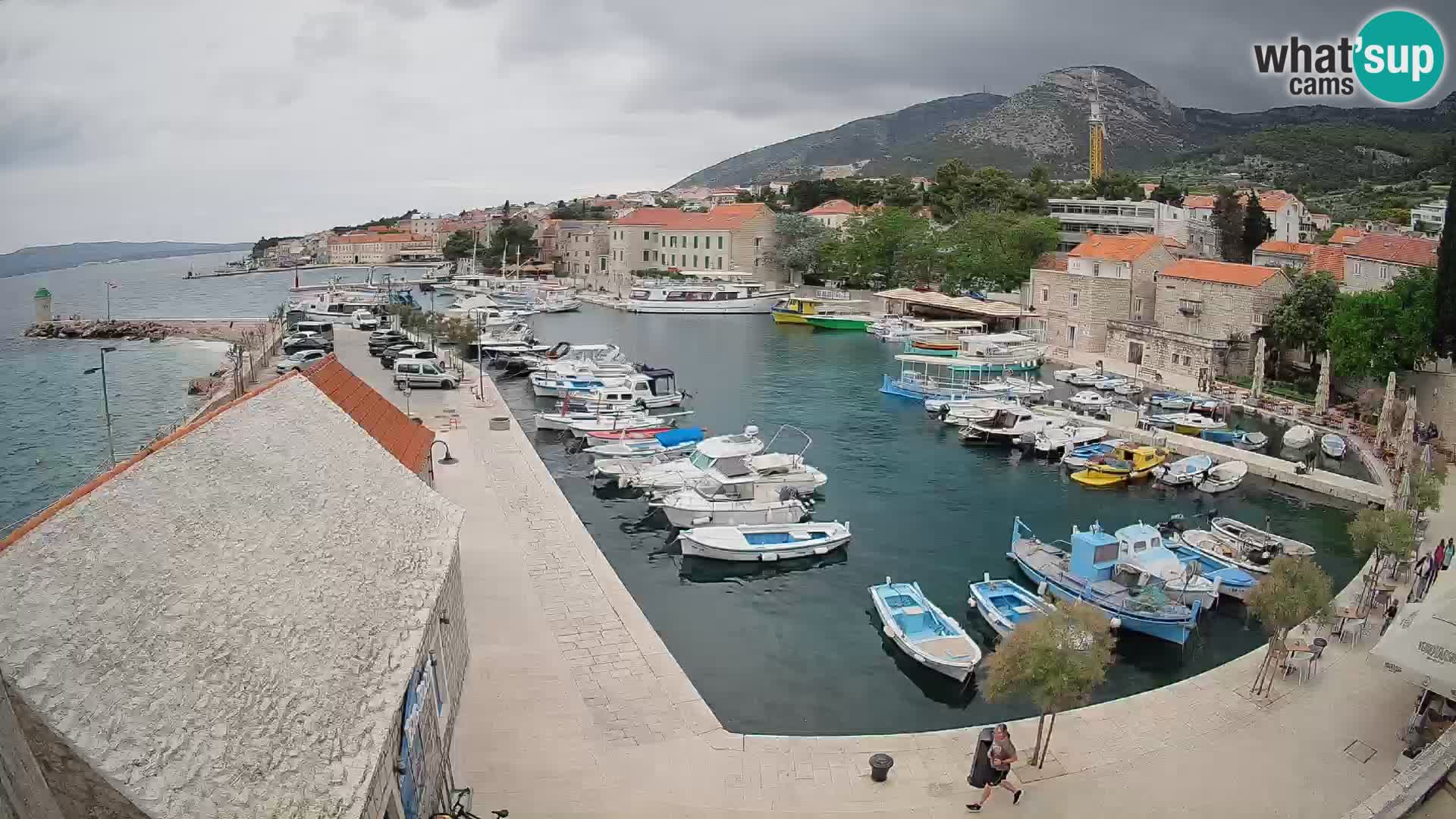Web kamera Bol Riva – Pogled uživo na luku i marinu
