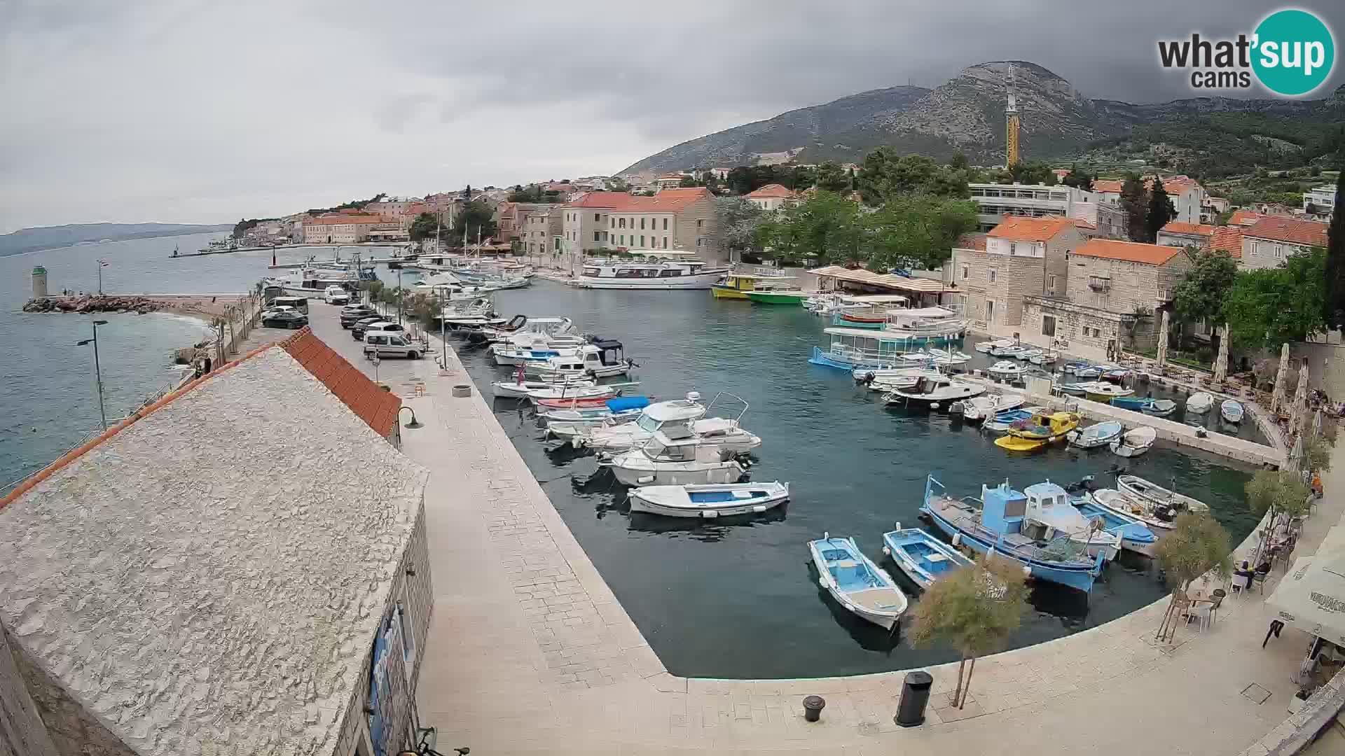 Web kamera Bol Riva – Pogled uživo na luku i marinu