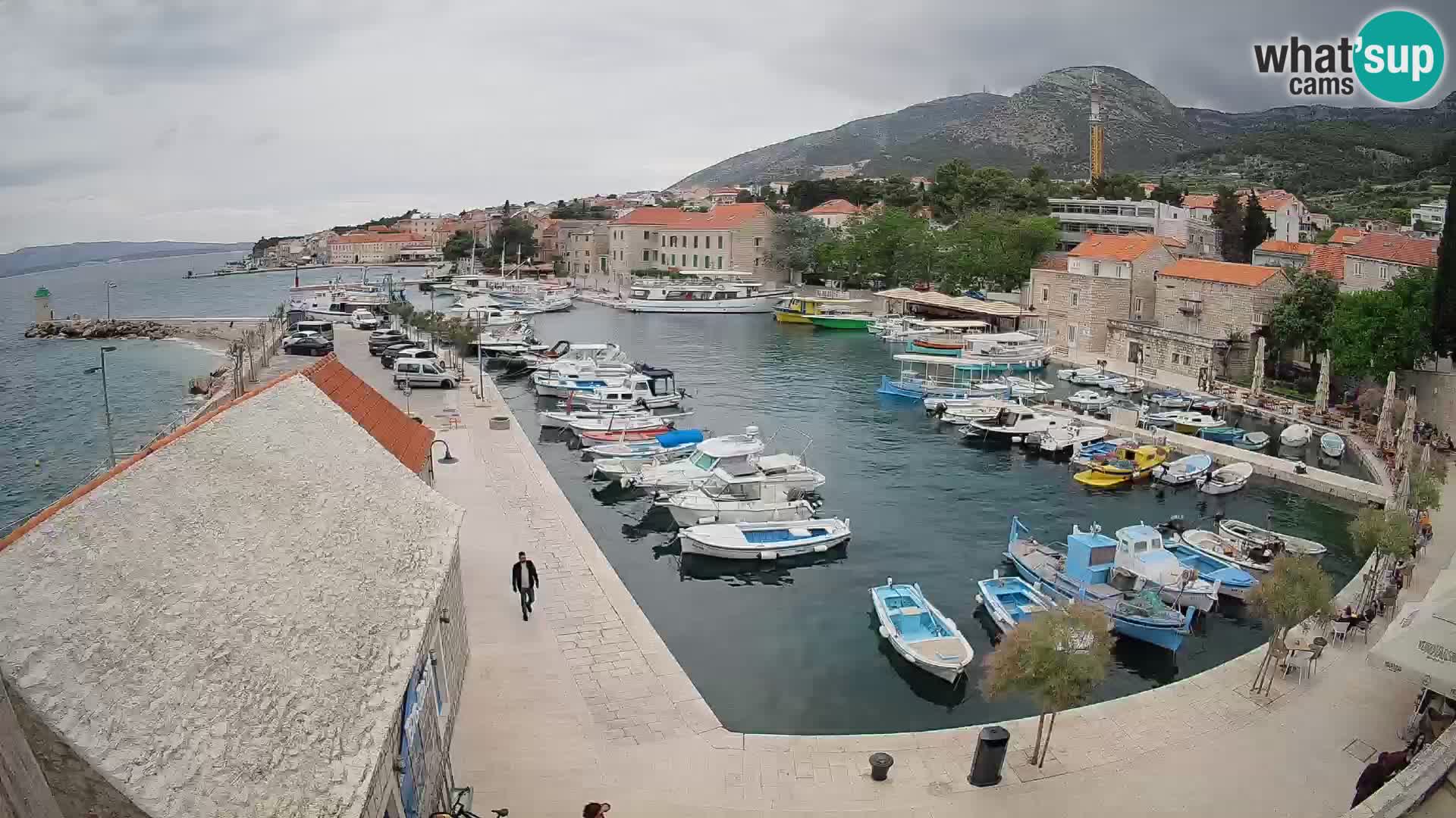 Web kamera Bol Riva – Pogled uživo na luku i marinu