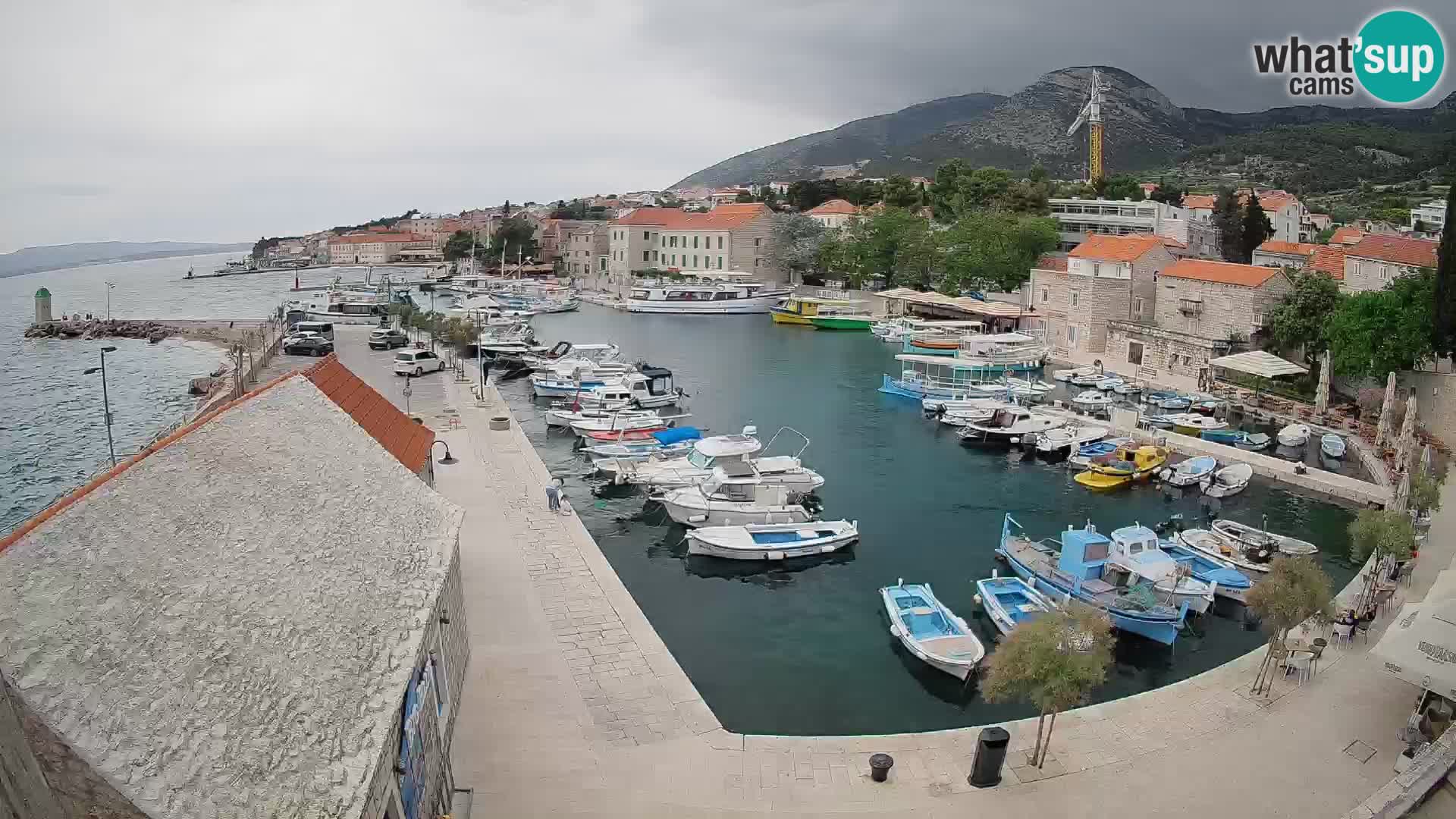 Spletna kamera Bol pristanišče – Pogled v živo na Rivo in marino