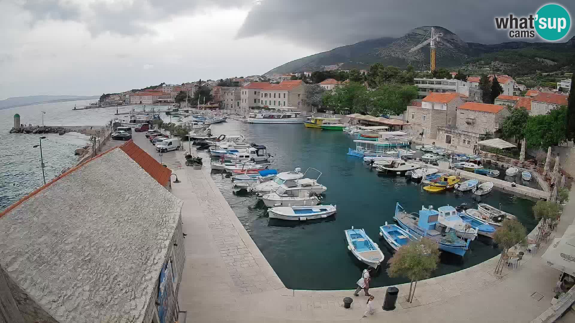 Web kamera Bol Riva – Pogled uživo na luku i marinu