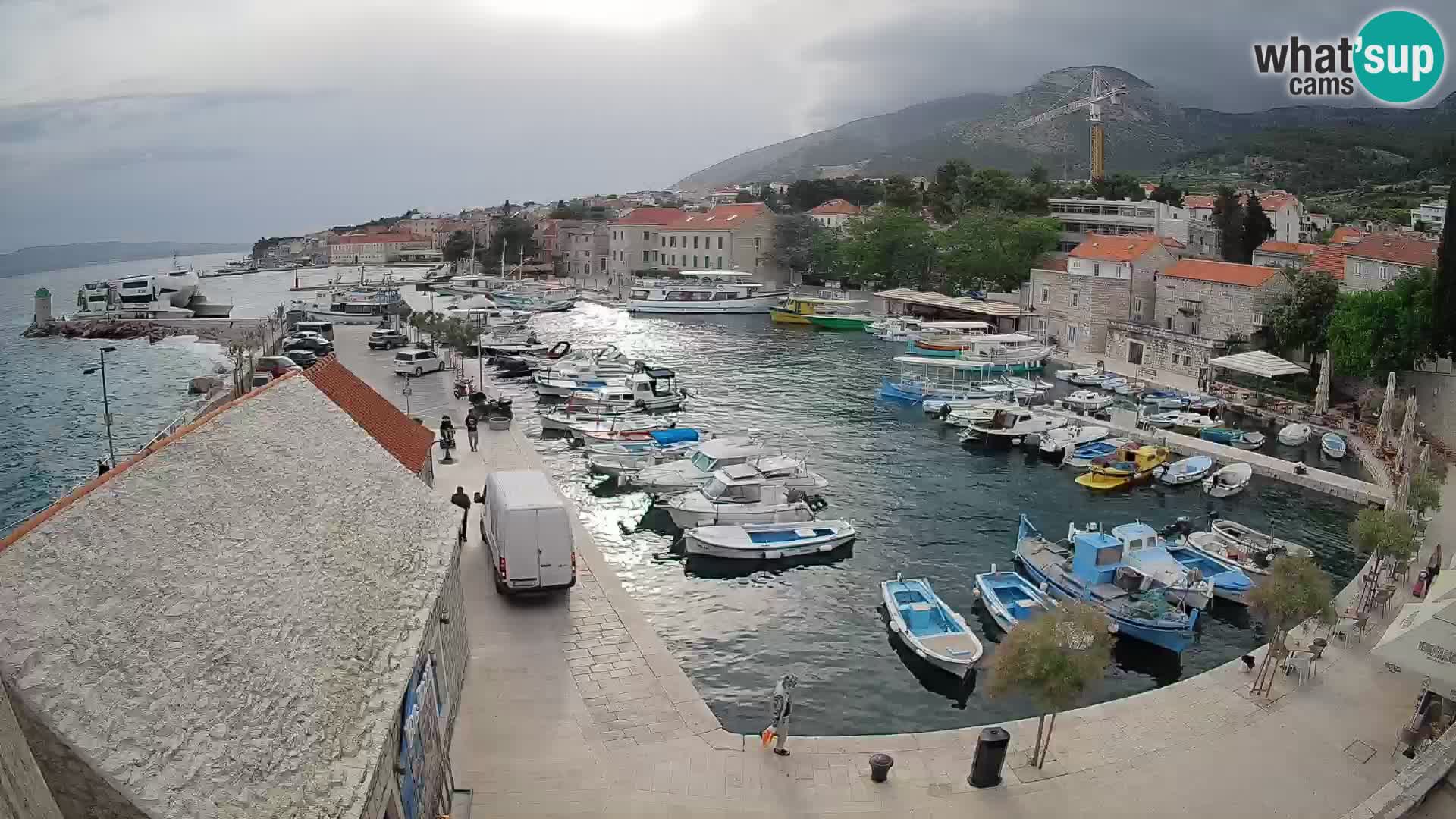 Spletna kamera Bol pristanišče – Pogled v živo na Rivo in marino