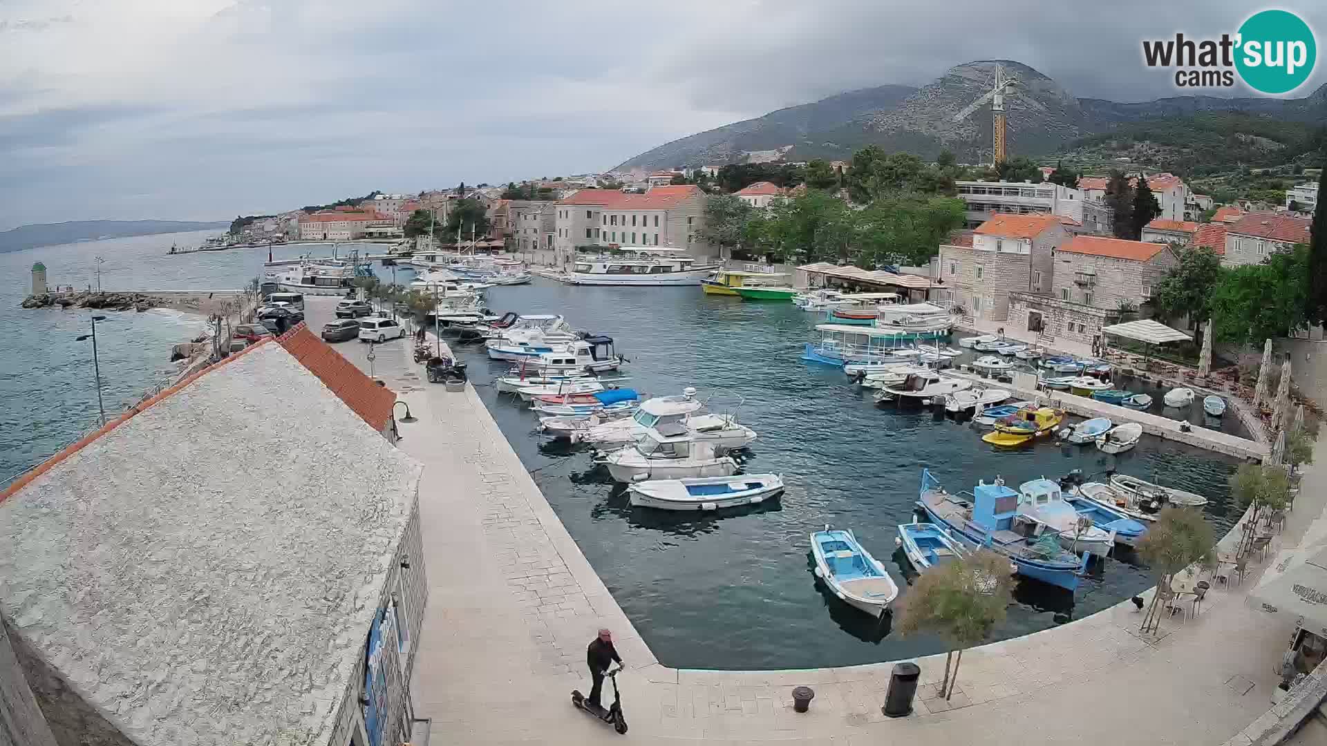Spletna kamera Bol pristanišče – Pogled v živo na Rivo in marino