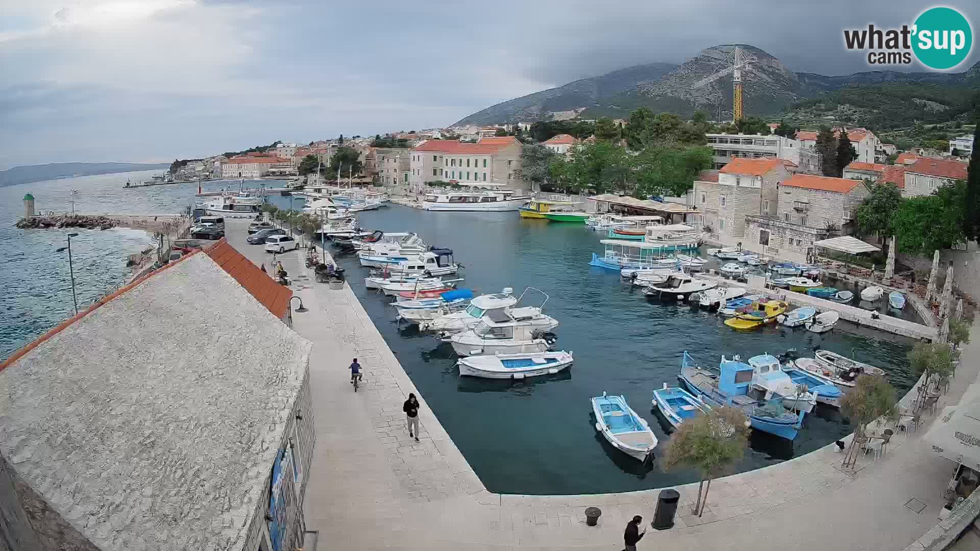 Spletna kamera Bol pristanišče – Pogled v živo na Rivo in marino