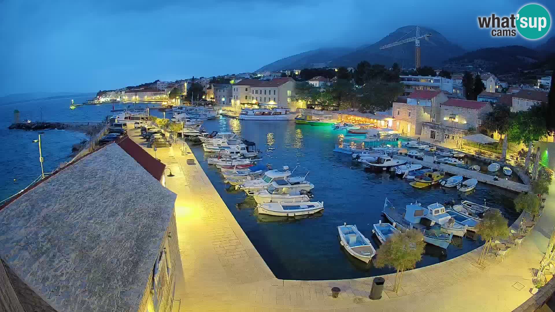 Spletna kamera Bol pristanišče – Pogled v živo na Rivo in marino