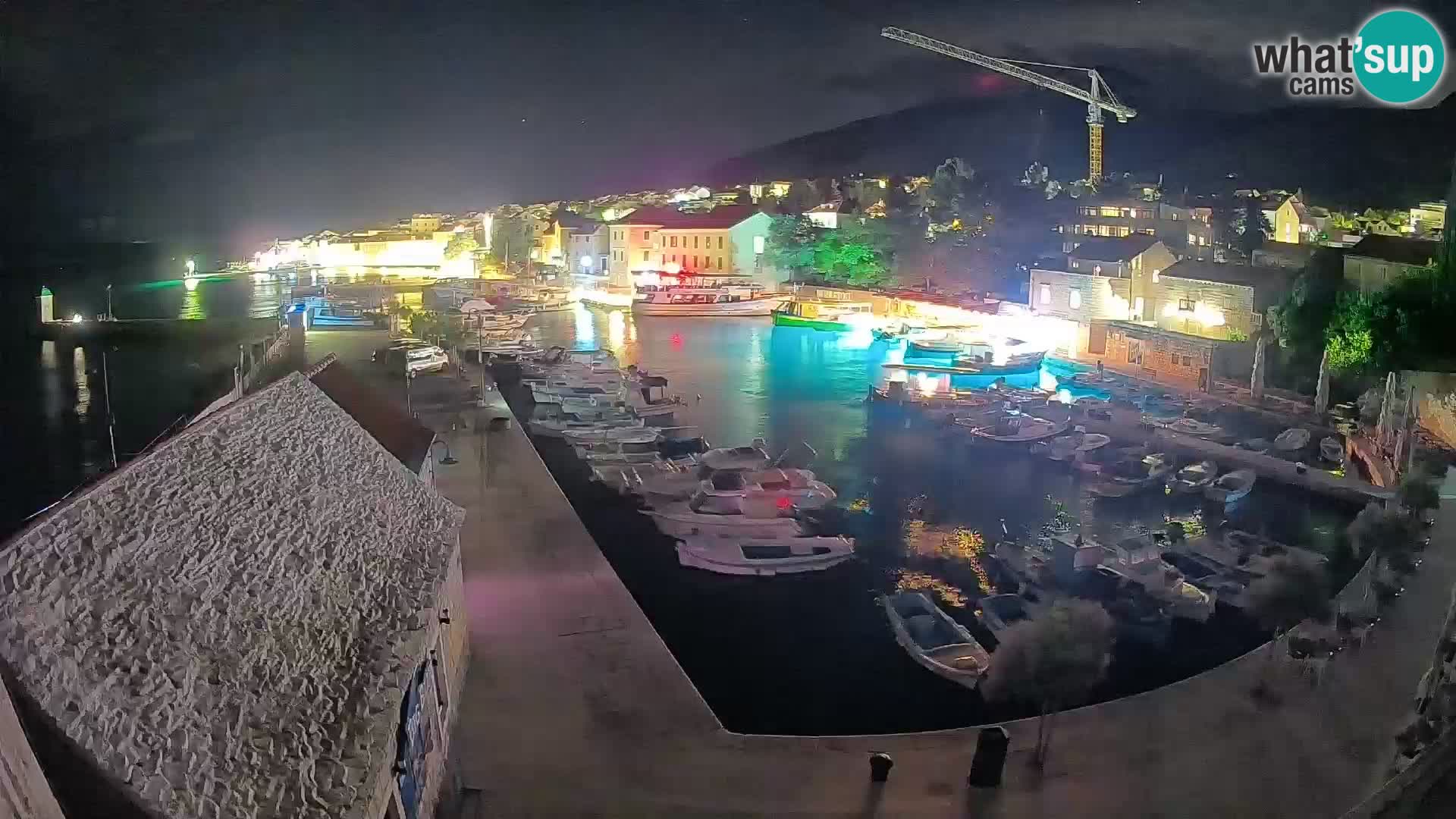 Spletna kamera Bol pristanišče – Pogled v živo na Rivo in marino