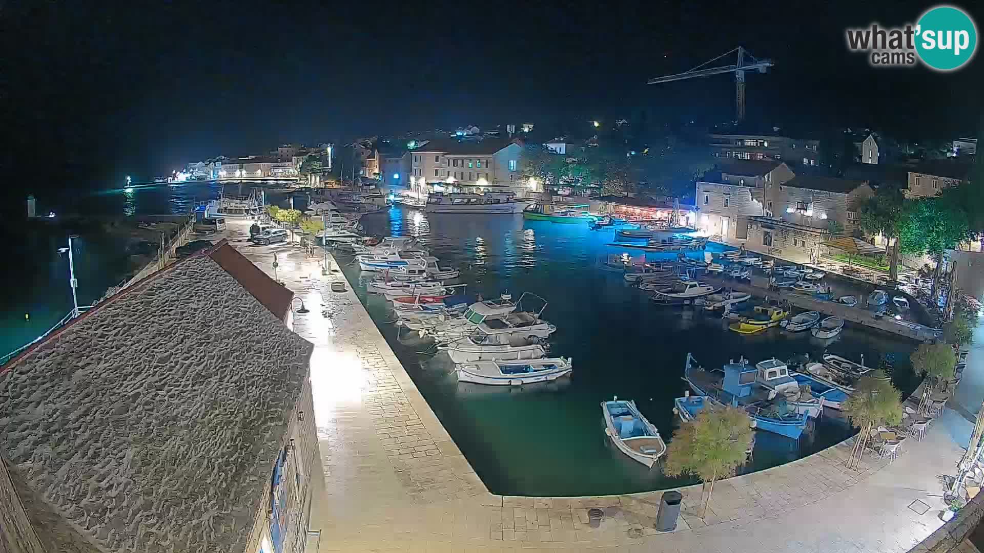 Web kamera Bol Riva – Pogled uživo na luku i marinu