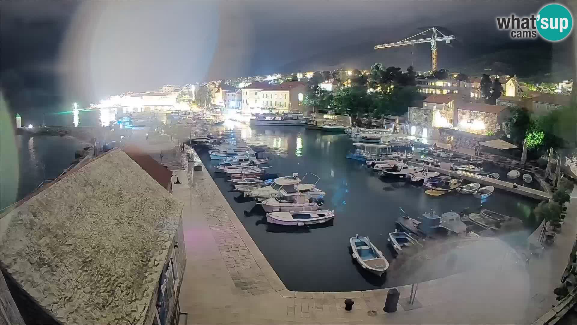 Web kamera Bol Riva – Pogled uživo na luku i marinu