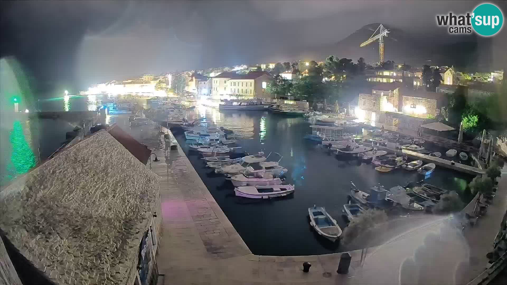 Webcam porto di Bol – Vista live sulla Riva e Marina