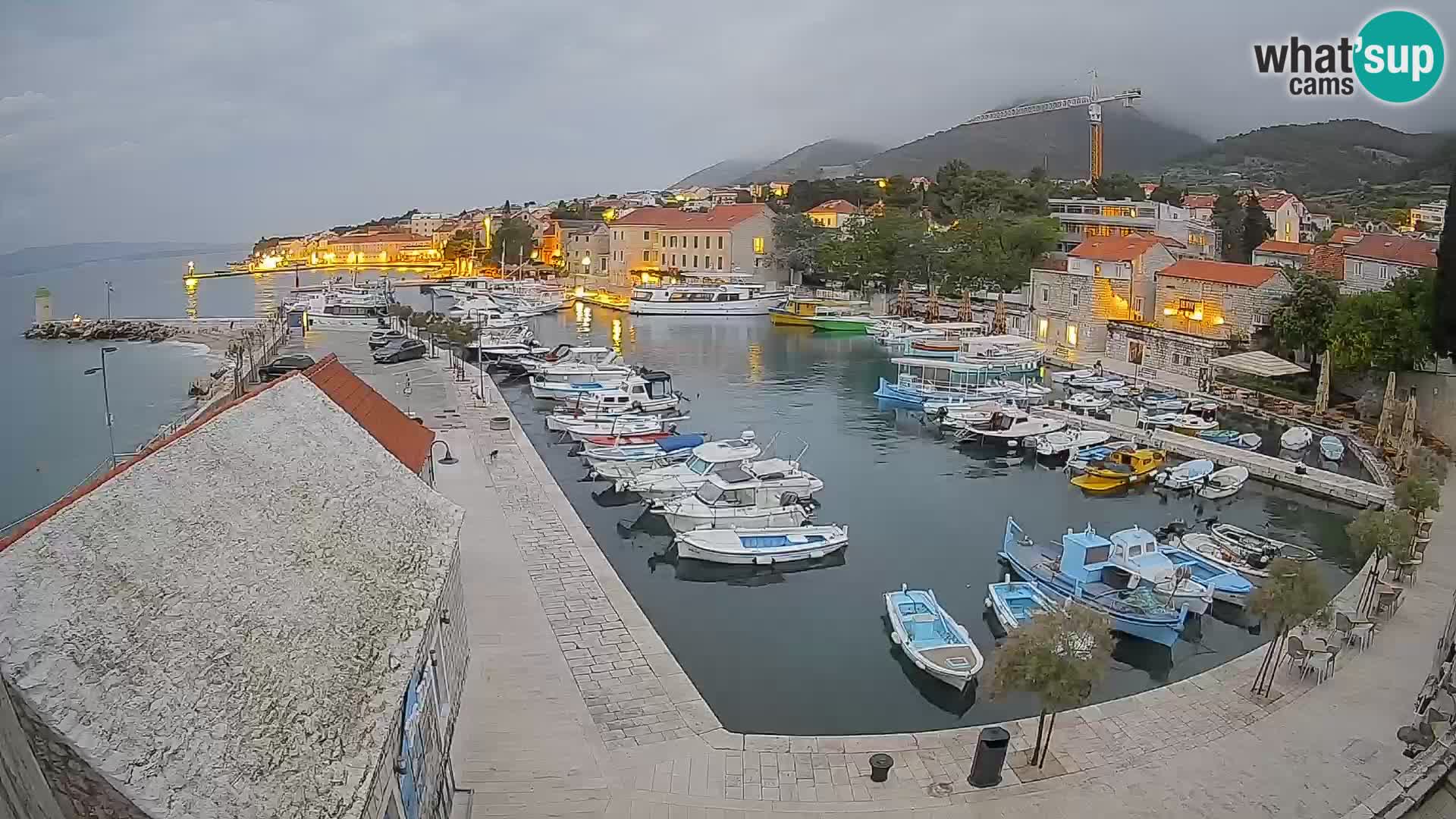 Spletna kamera Bol pristanišče – Pogled v živo na Rivo in marino