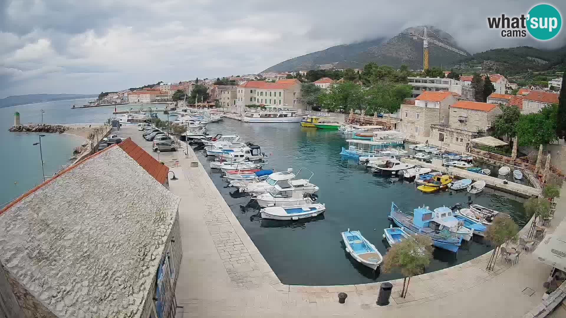 Spletna kamera Bol pristanišče – Pogled v živo na Rivo in marino