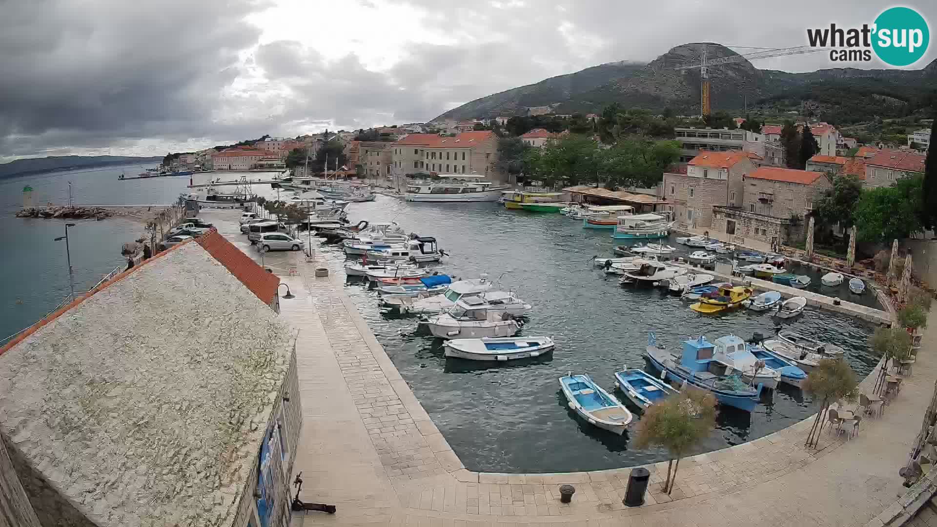 Spletna kamera Bol pristanišče – Pogled v živo na Rivo in marino
