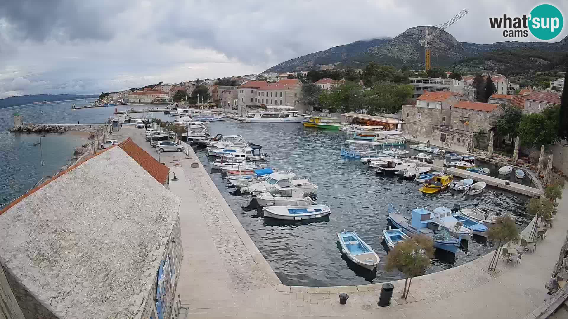 Web kamera Bol Riva – Pogled uživo na luku i marinu