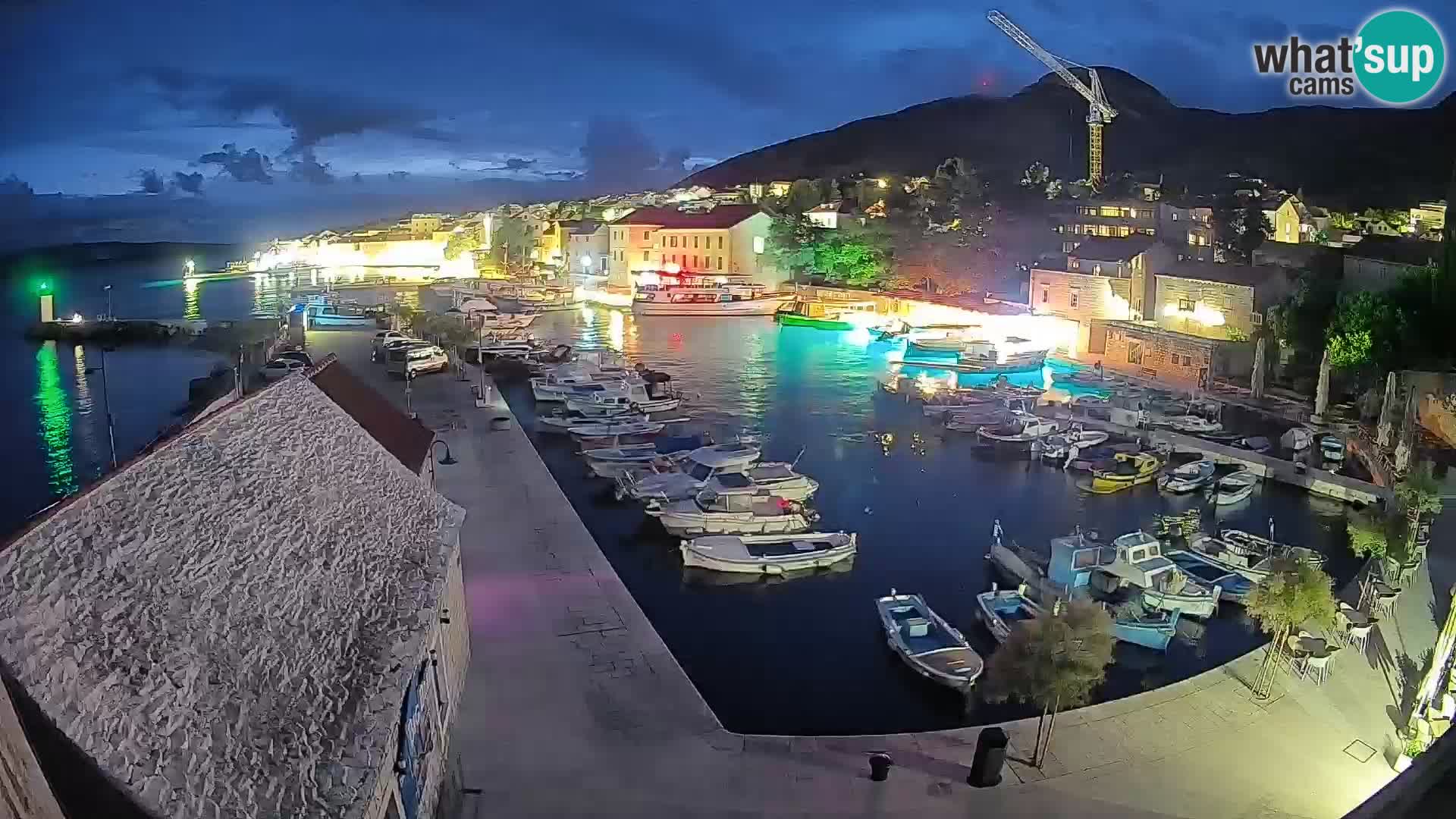 Web kamera Bol Riva – Pogled uživo na luku i marinu