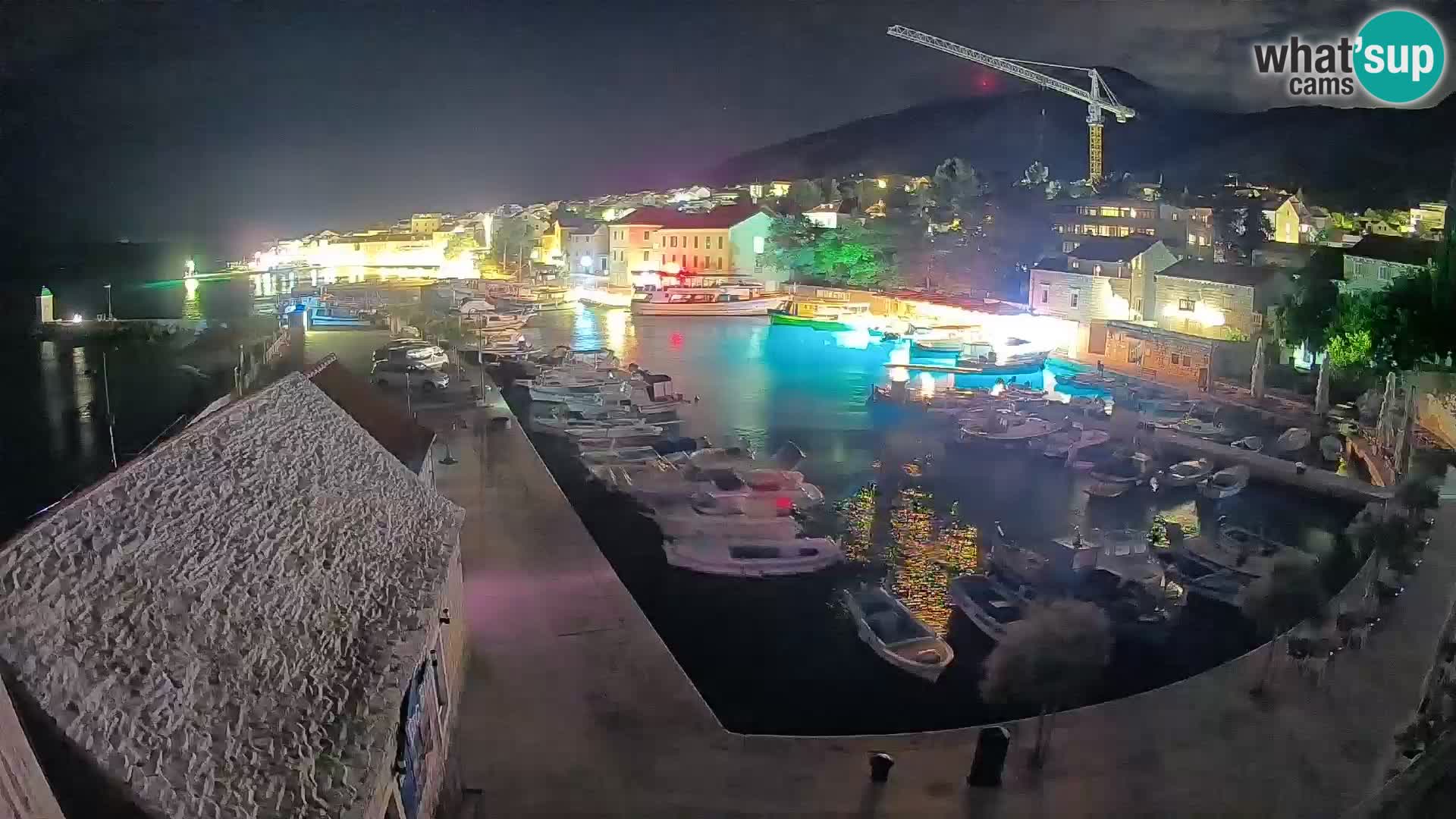 Spletna kamera Bol pristanišče – Pogled v živo na Rivo in marino