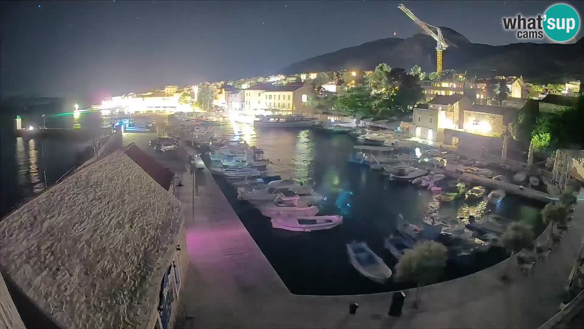 Spletna kamera Bol pristanišče – Pogled v živo na Rivo in marino